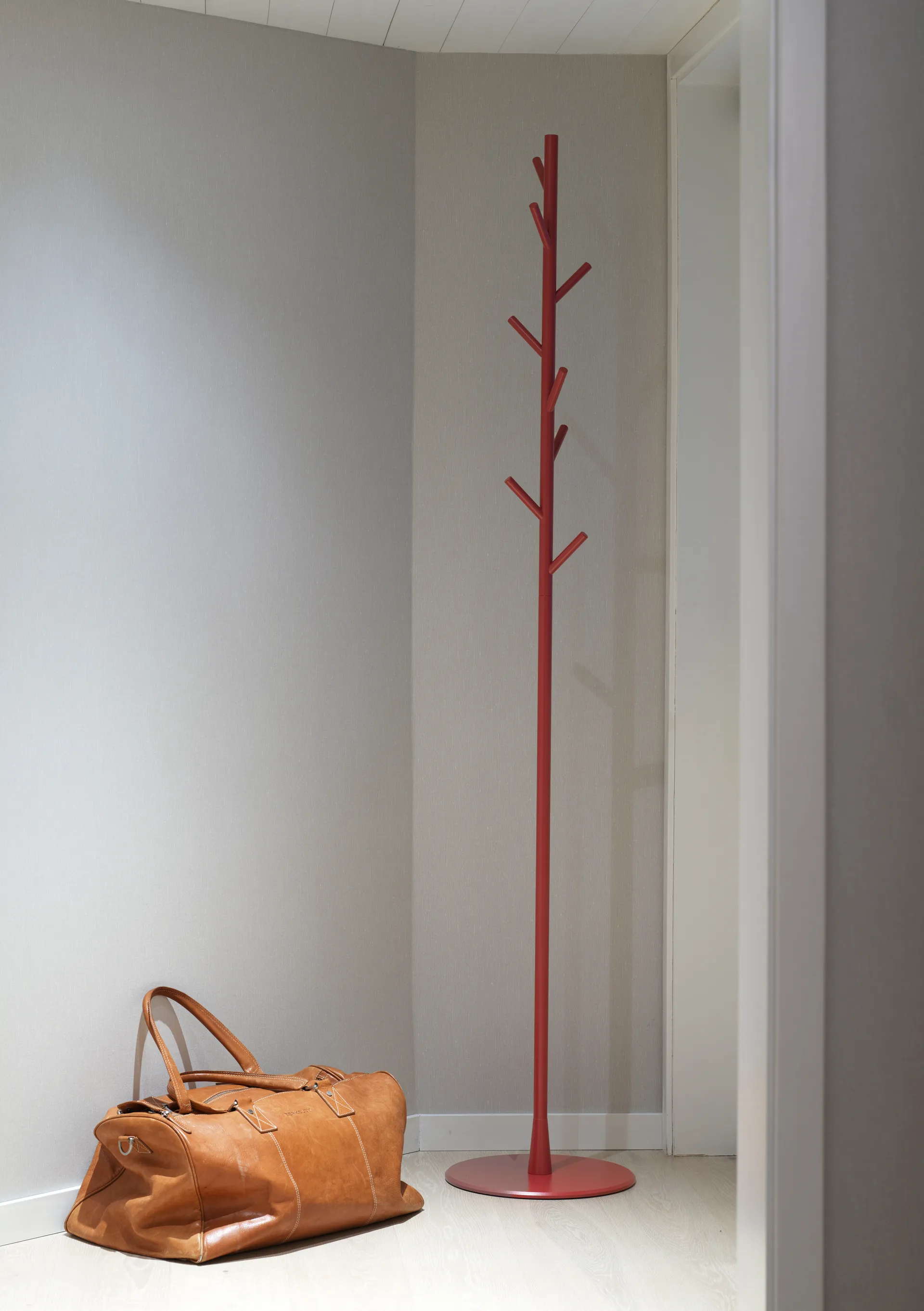 Sticks wieszak podłogowy na ubrania , Różany SMD Design