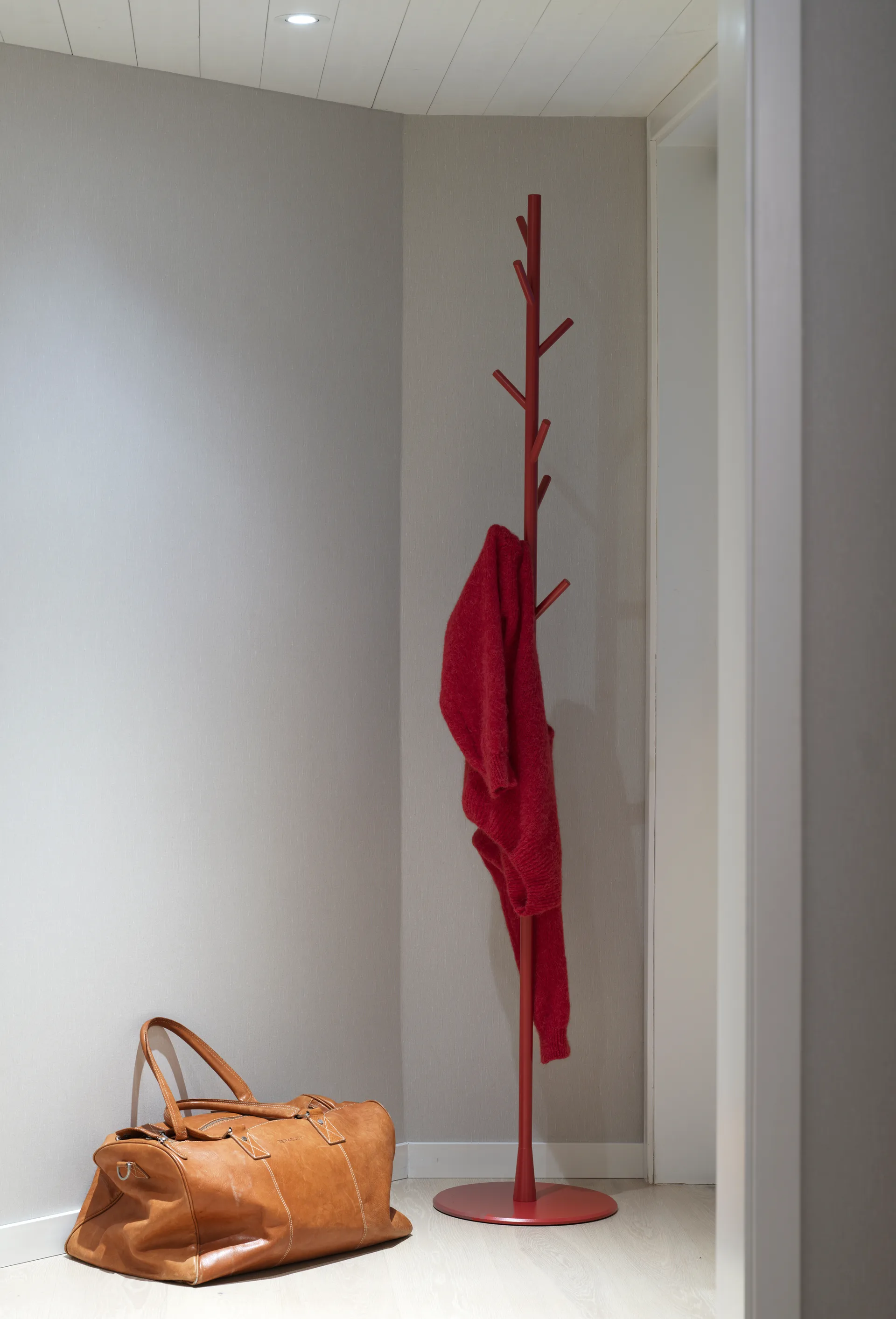 Sticks wieszak podłogowy na ubrania , Różany SMD Design