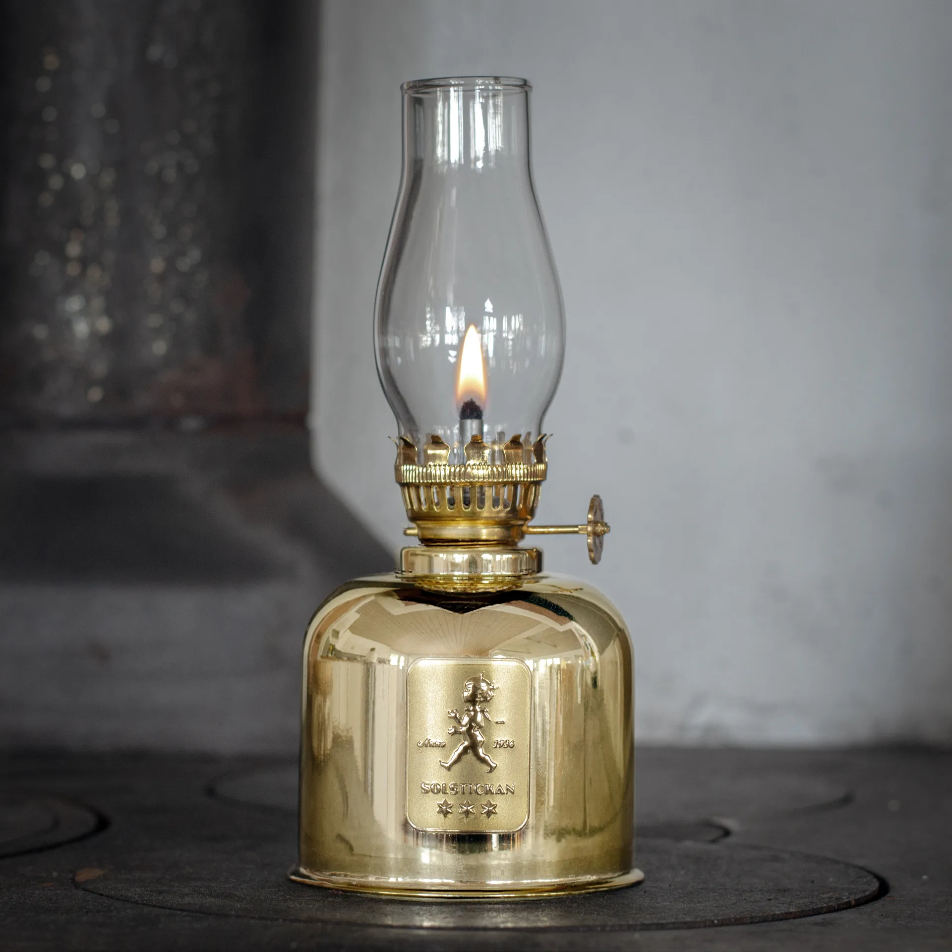 Lampa naftowa Solstickan, złoto Solstickan Design