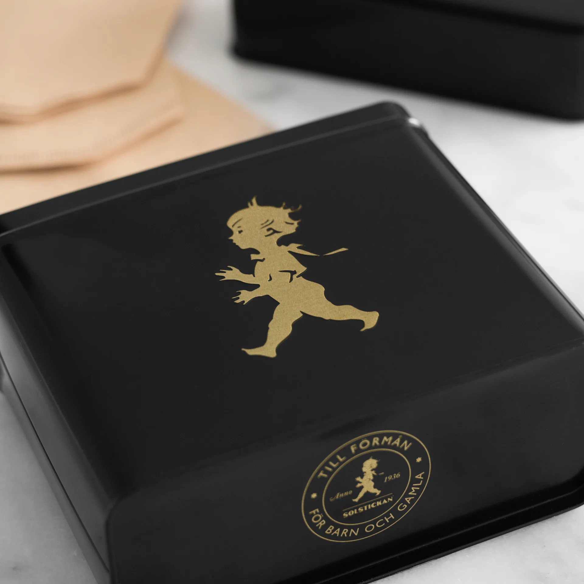 Puszka na filtry do kawy Solstickan 15,4x17 cm, Czarny-złoty Solstickan Design