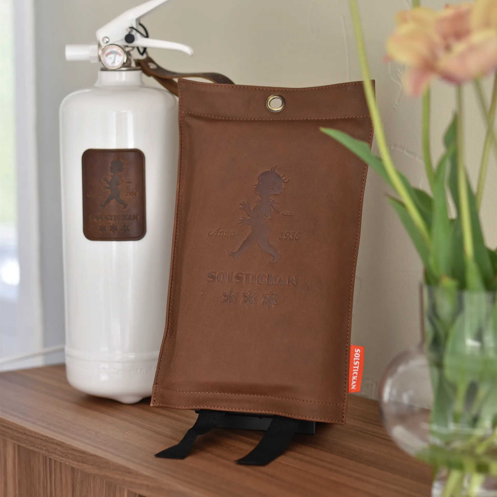 Solstickan koc gaśniczy ze skóry 120x120 cm, Ciemna skóra Solstickan Design