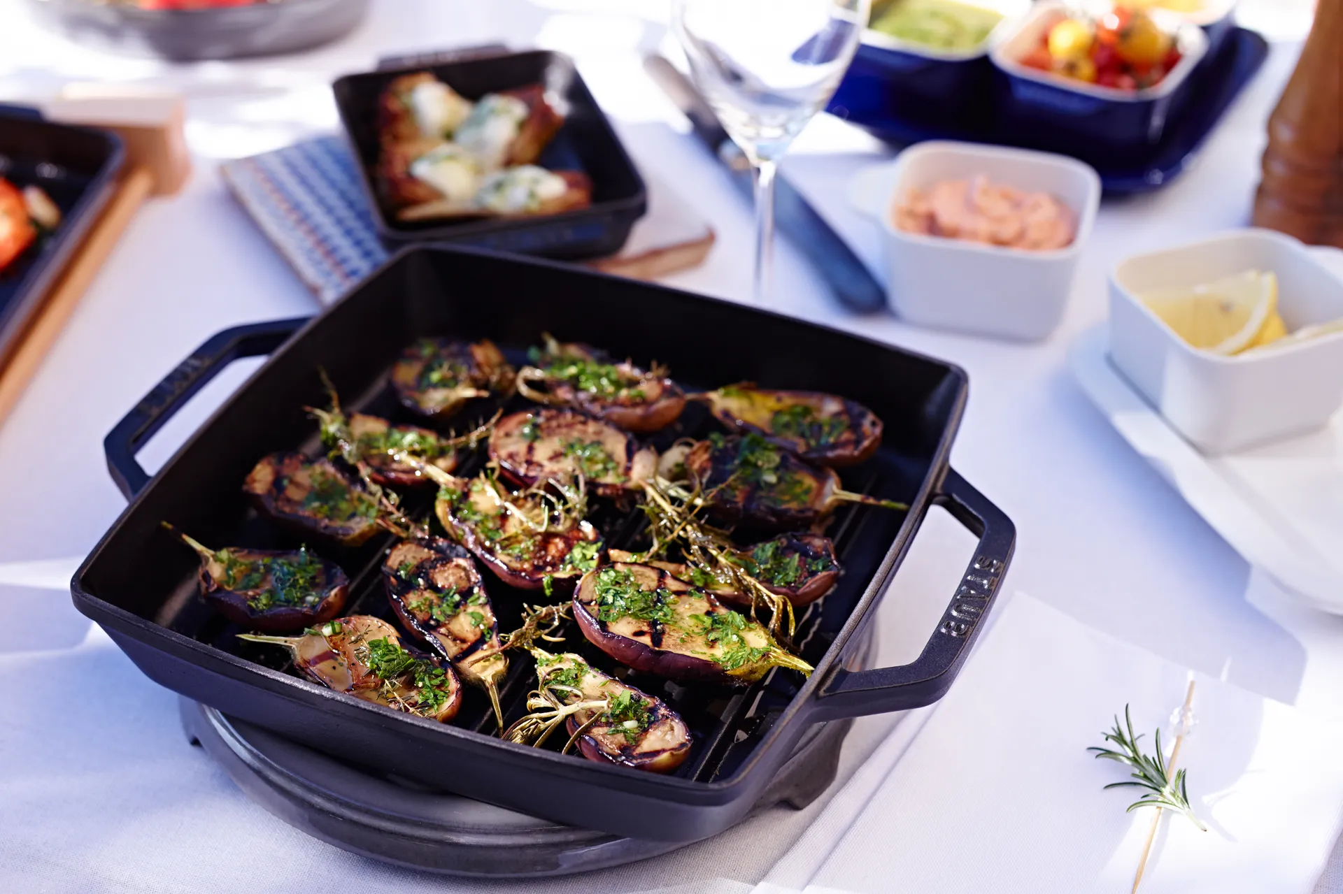 Kwadratowa żeliwna patelnia grillowa Staub Pure, czarny, 28 cm STAUB