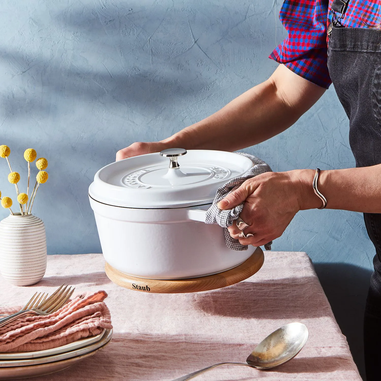 Magnetyczna okrągła podstawka Staub, bukowa, 23 cm STAUB