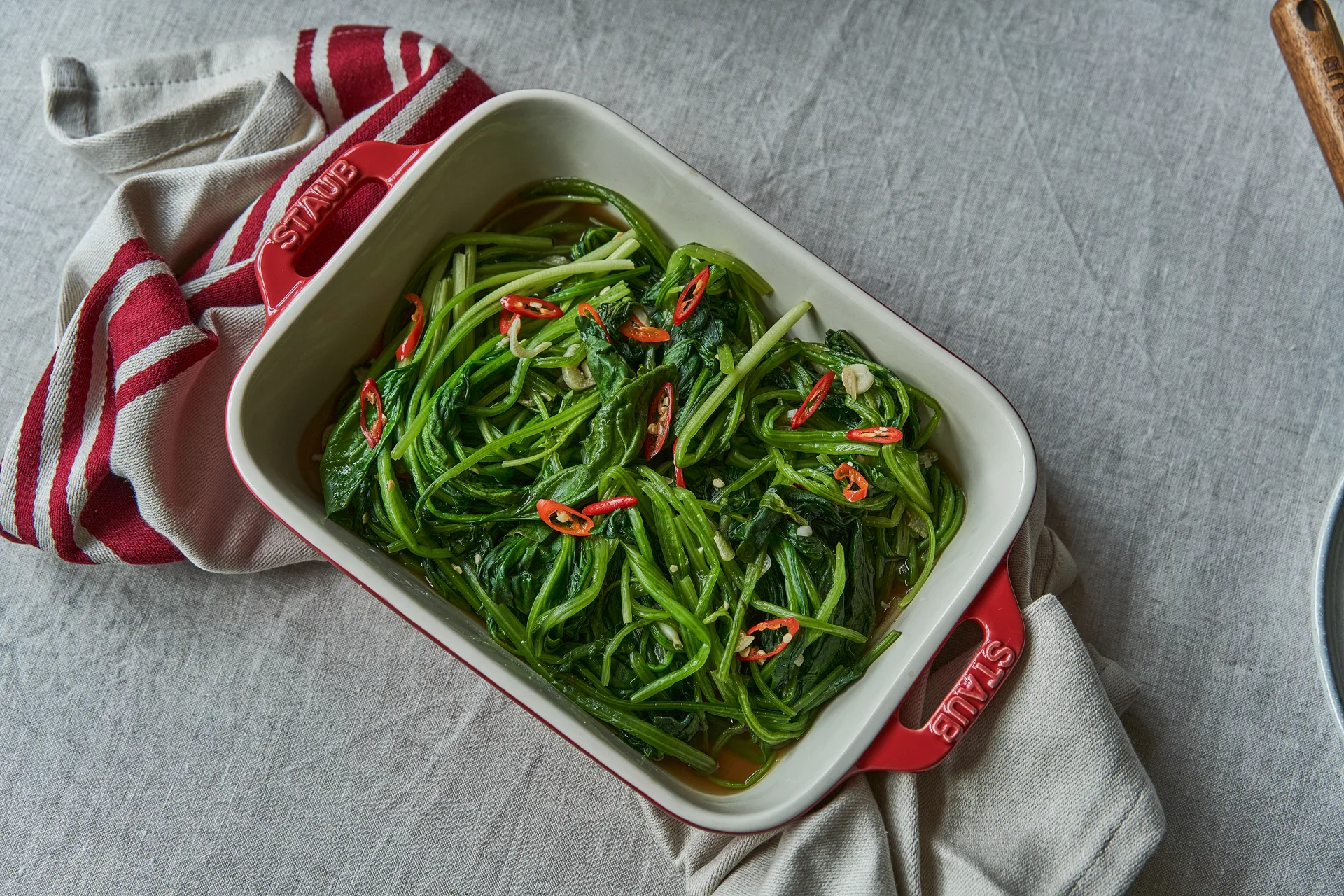 Prostokątne naczynie żaroodporne Staub 27 x 20 cm, czerwony STAUB