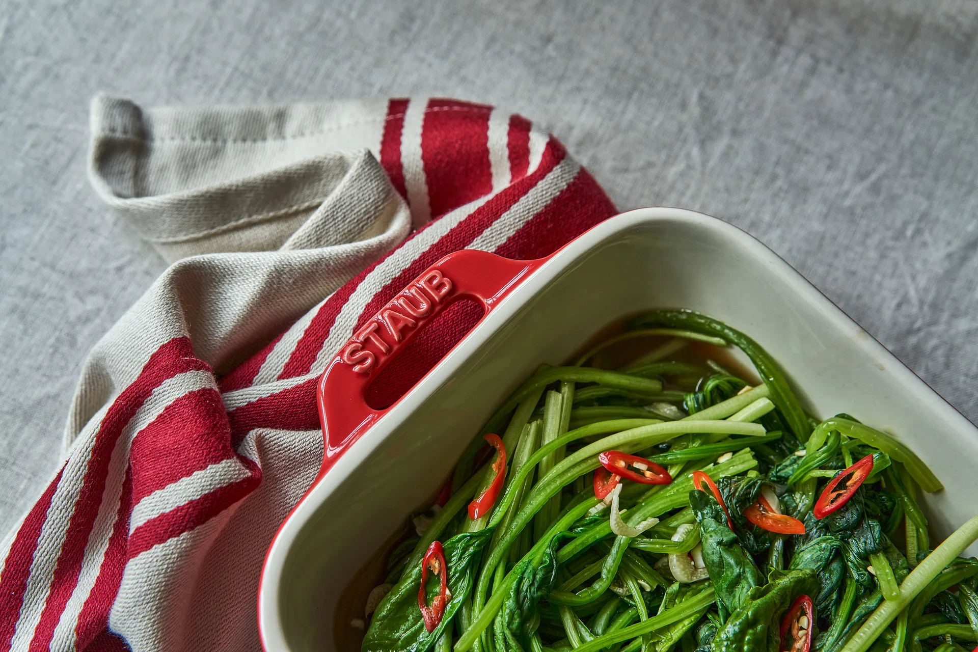 Prostokątne naczynie żaroodporne Staub 27 x 20 cm, czerwony STAUB