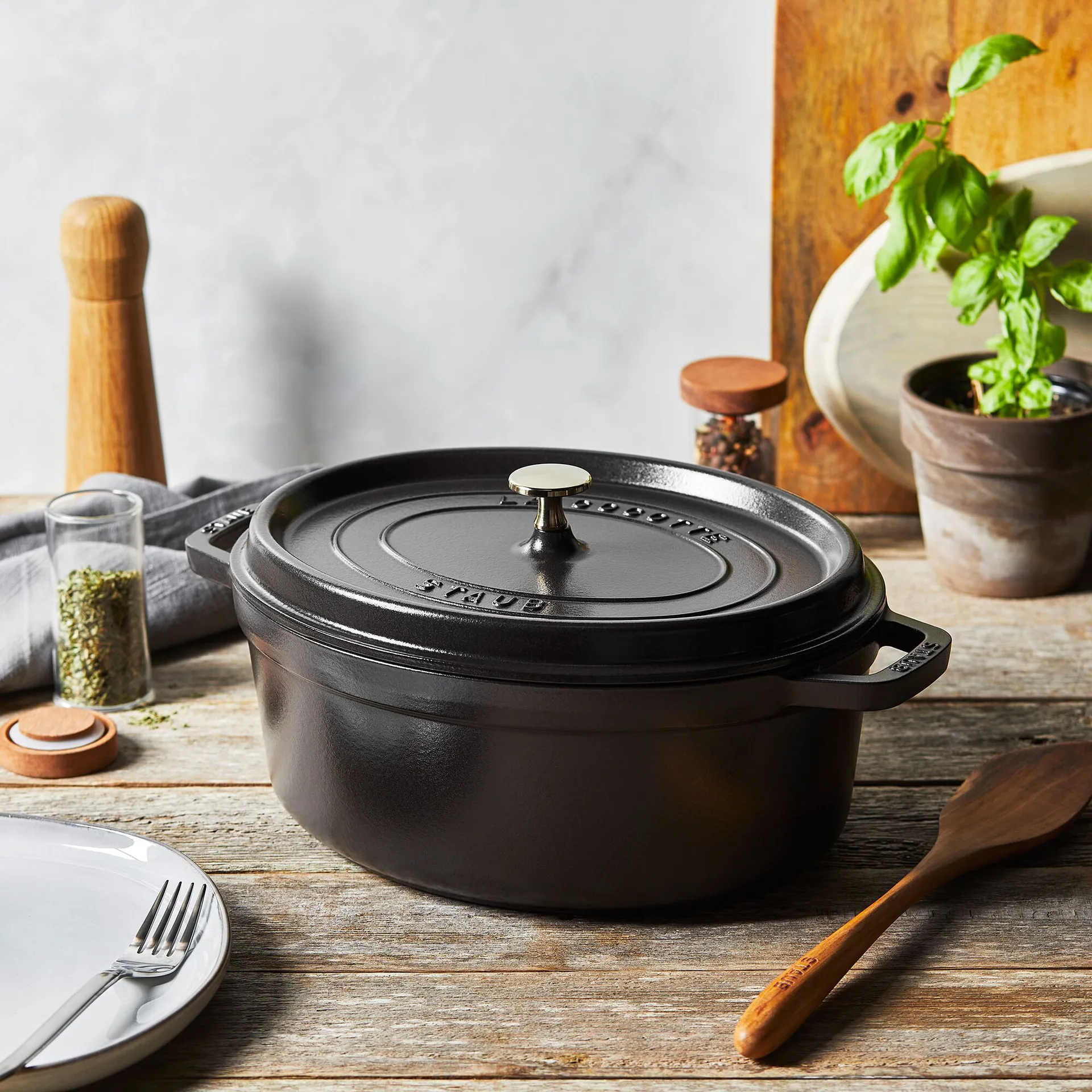 Staub garnek owalny z żeliwa 4,2 l, czarny STAUB