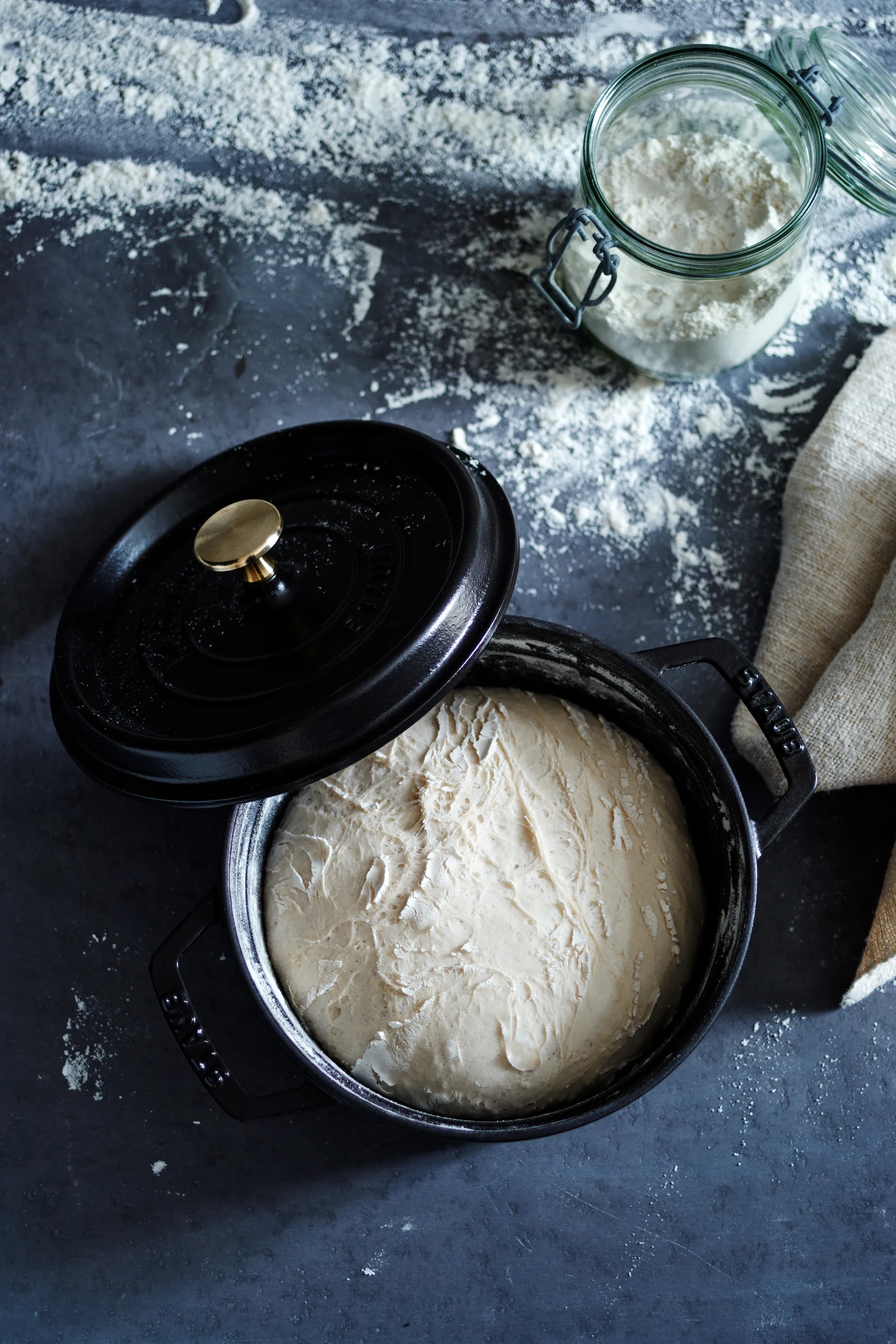 Staub okrągły garnek z żeliwa 3,8 l, czarny STAUB