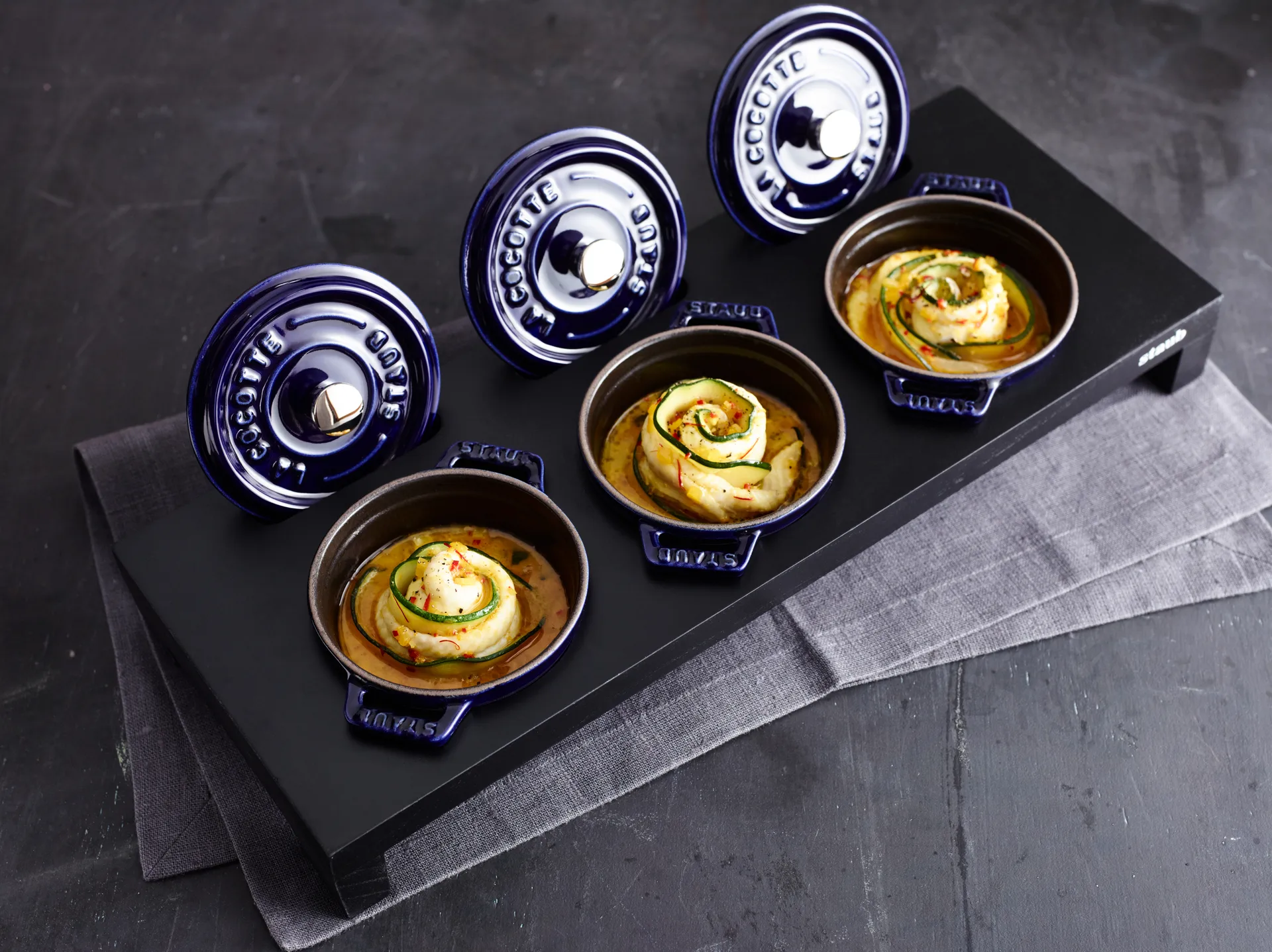 Staub okrągły garnek żeliwny La Cocotte 0,25 L, Ciemnoniebieski STAUB