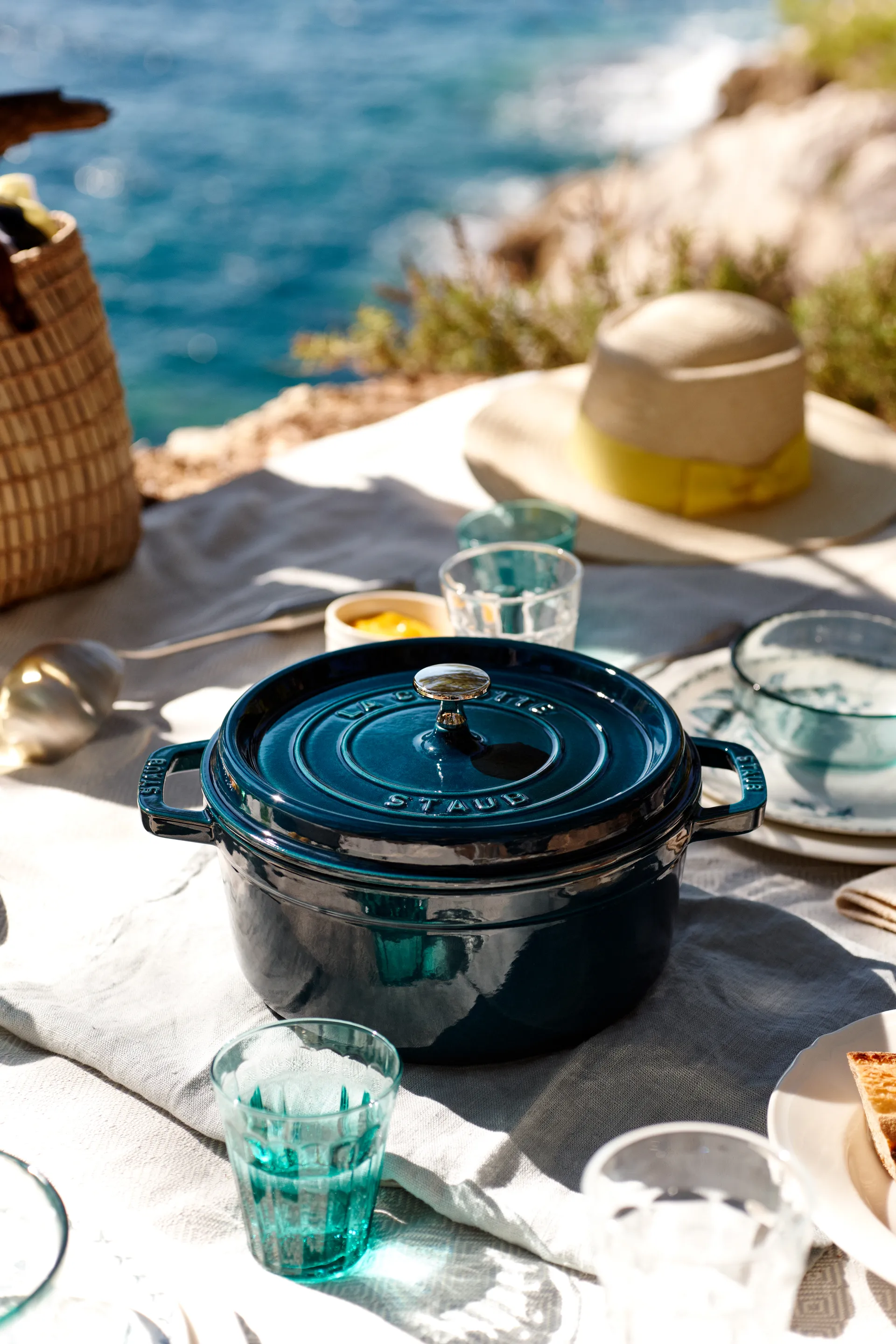 Staub okrągły garnek żeliwny La Cocotte 2,2 L, La Mer STAUB