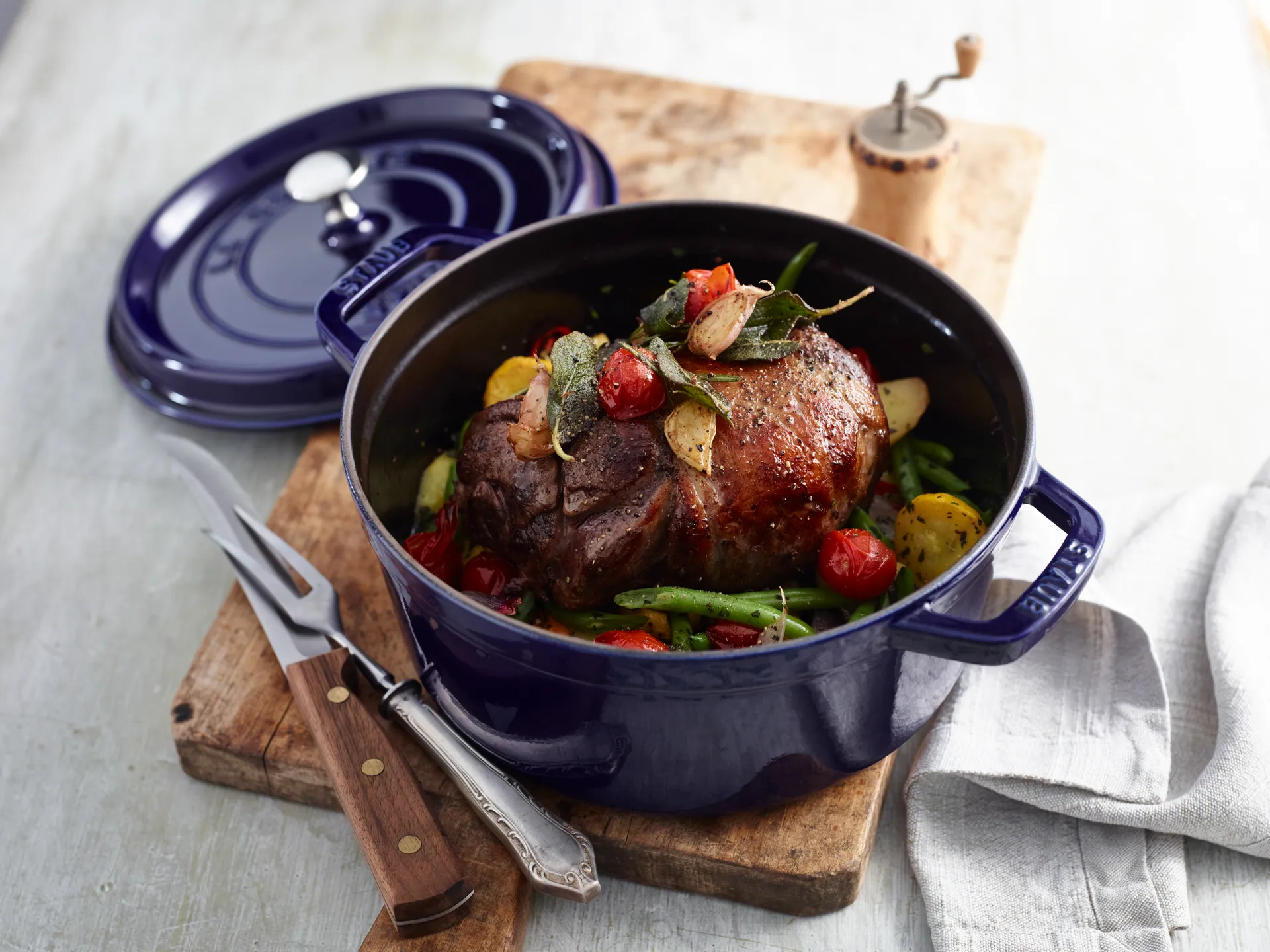 Staub okrągły garnek żeliwny La Cocotte 2,6 L, Ciemnoniebieski STAUB