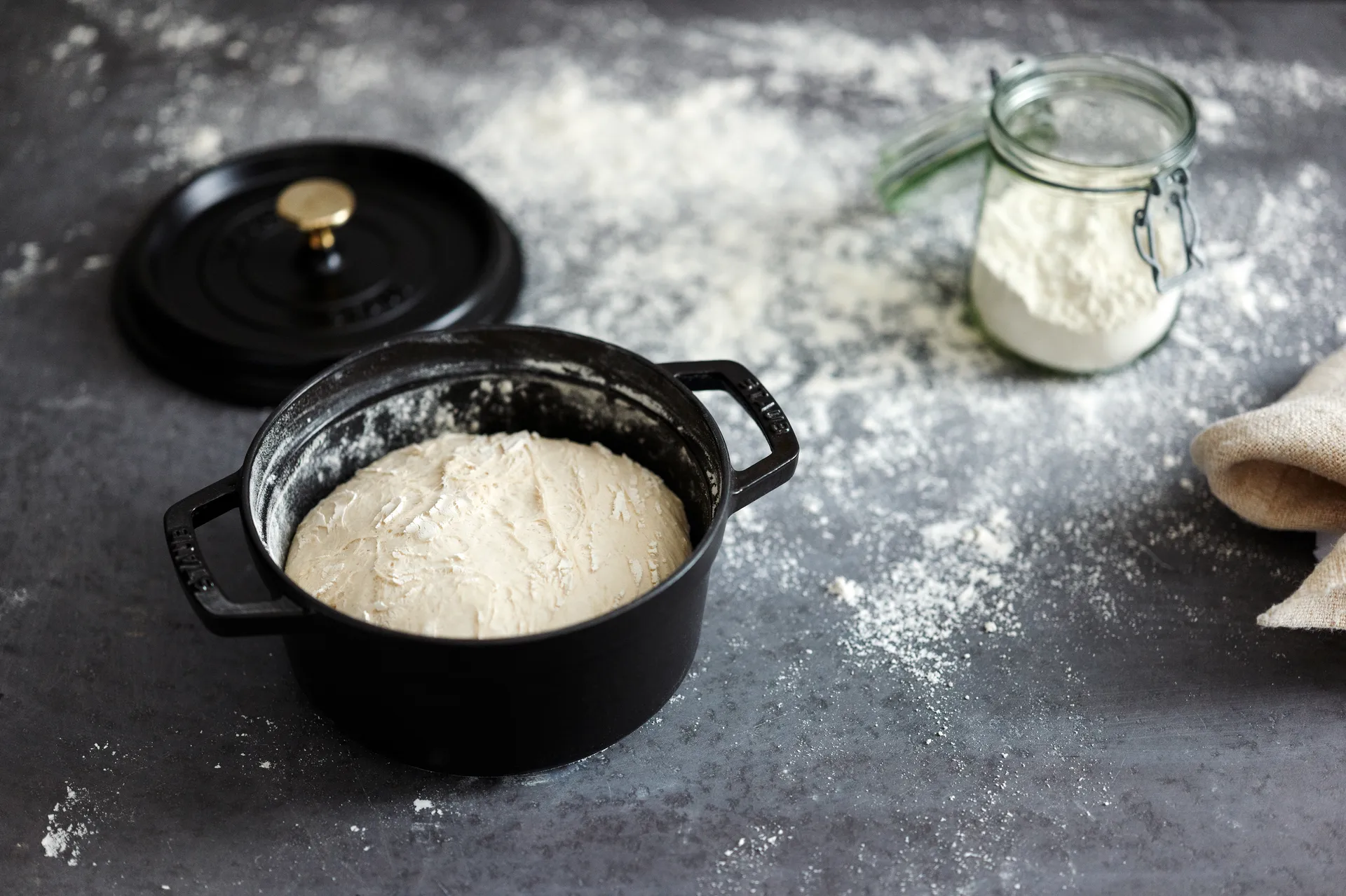 Staub okrągły garnek żeliwny La Cocotte 2,6 L, Czarny STAUB