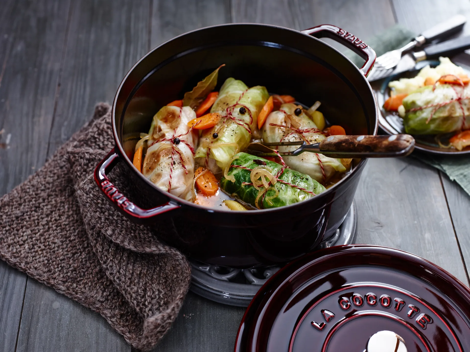 Staub okrągły garnek żeliwny La Cocotte 2,6 L, Grenadynowy czerwony STAUB