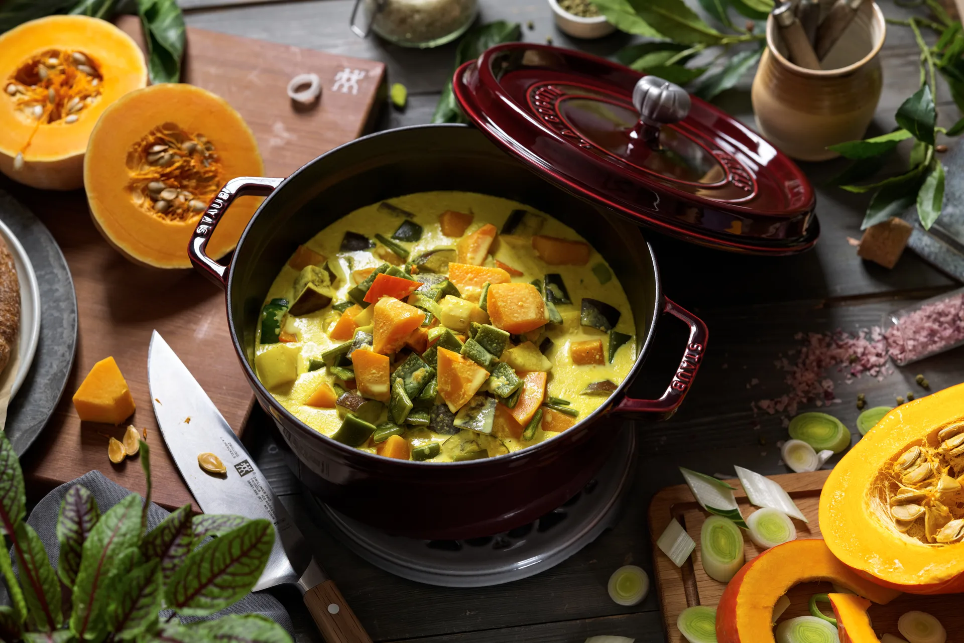 Staub okrągły garnek żeliwny La Cocotte 5,2 L, Grenadynowy czerwony STAUB