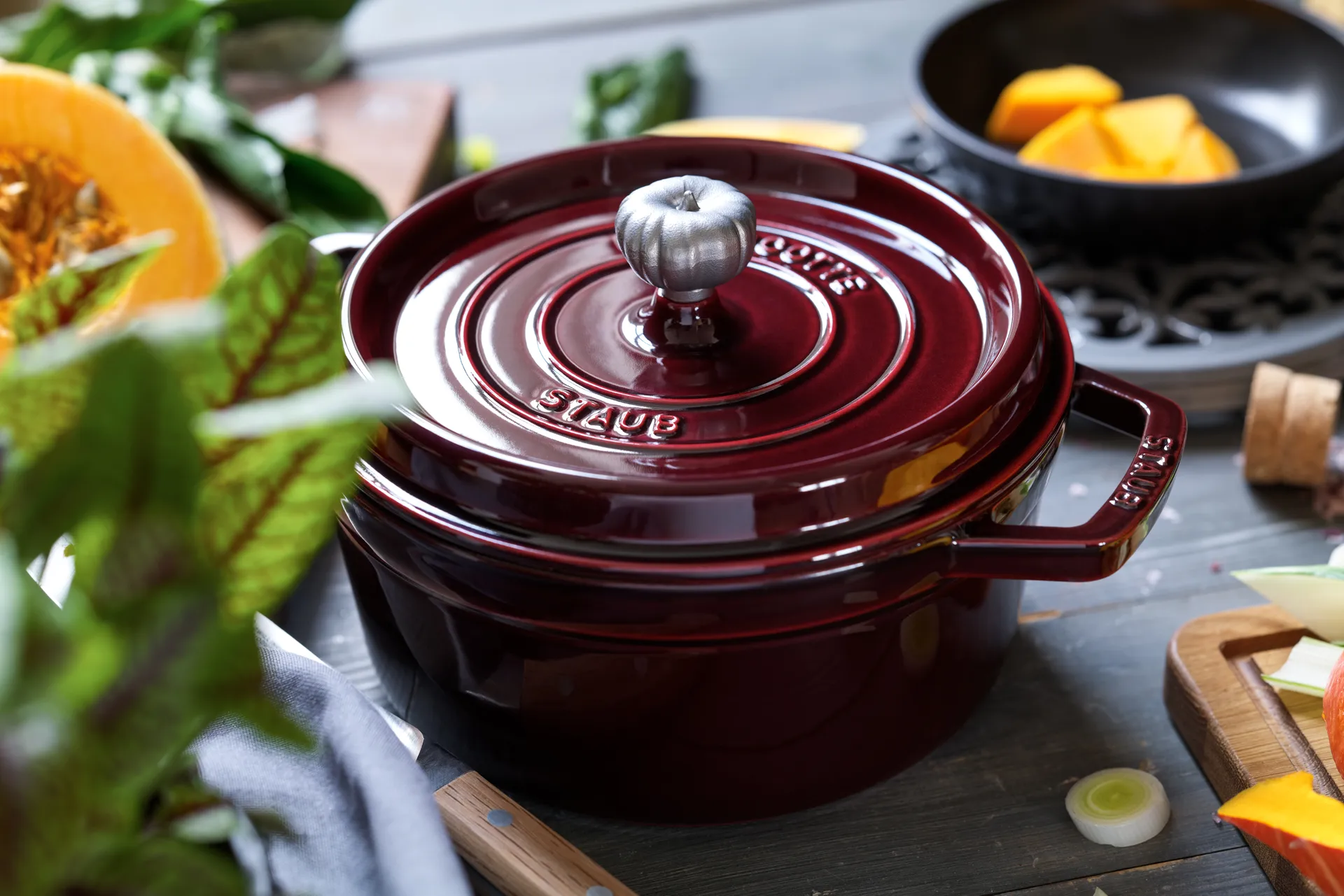 Staub okrągły garnek żeliwny La Cocotte 5,2 L, Grenadynowy czerwony STAUB