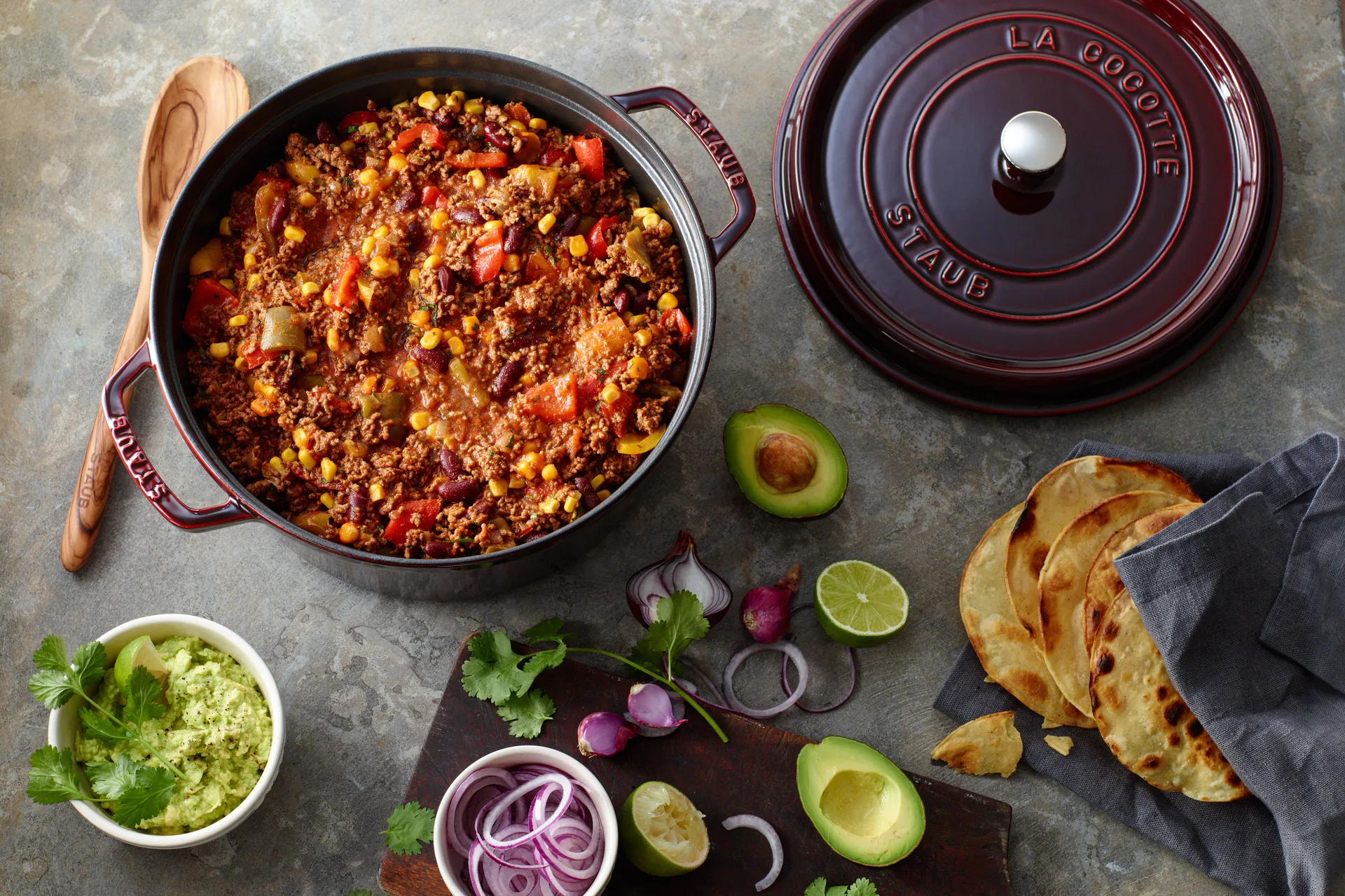 Staub okrągły garnek żeliwny La Cocotte 6,7 L, Grenadynowy czerwony STAUB