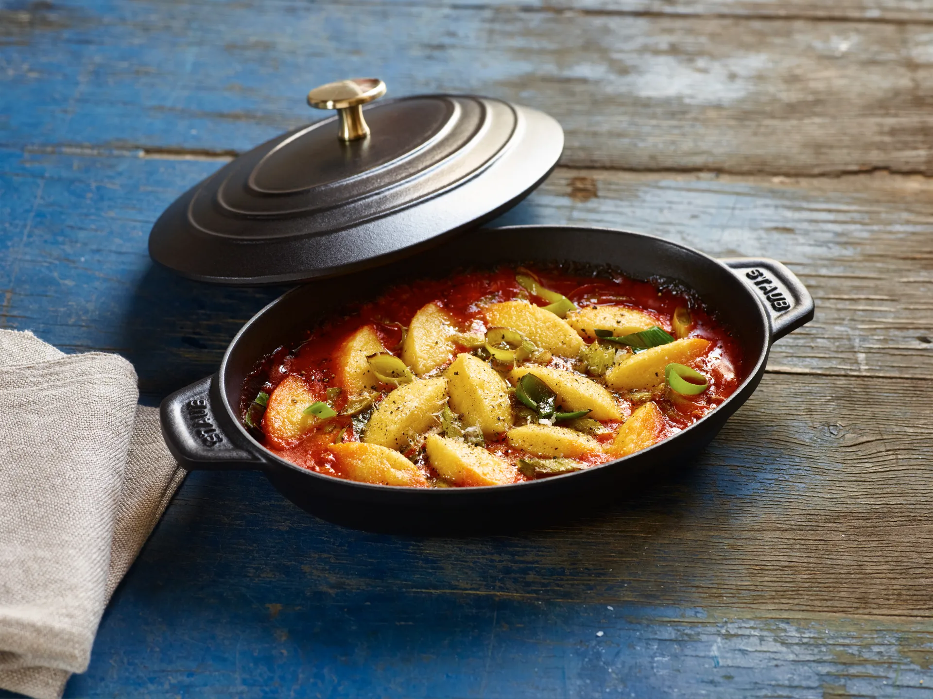 Staub owalne naczynie do zapiekania z pokrywką  23 cm, Czarny STAUB