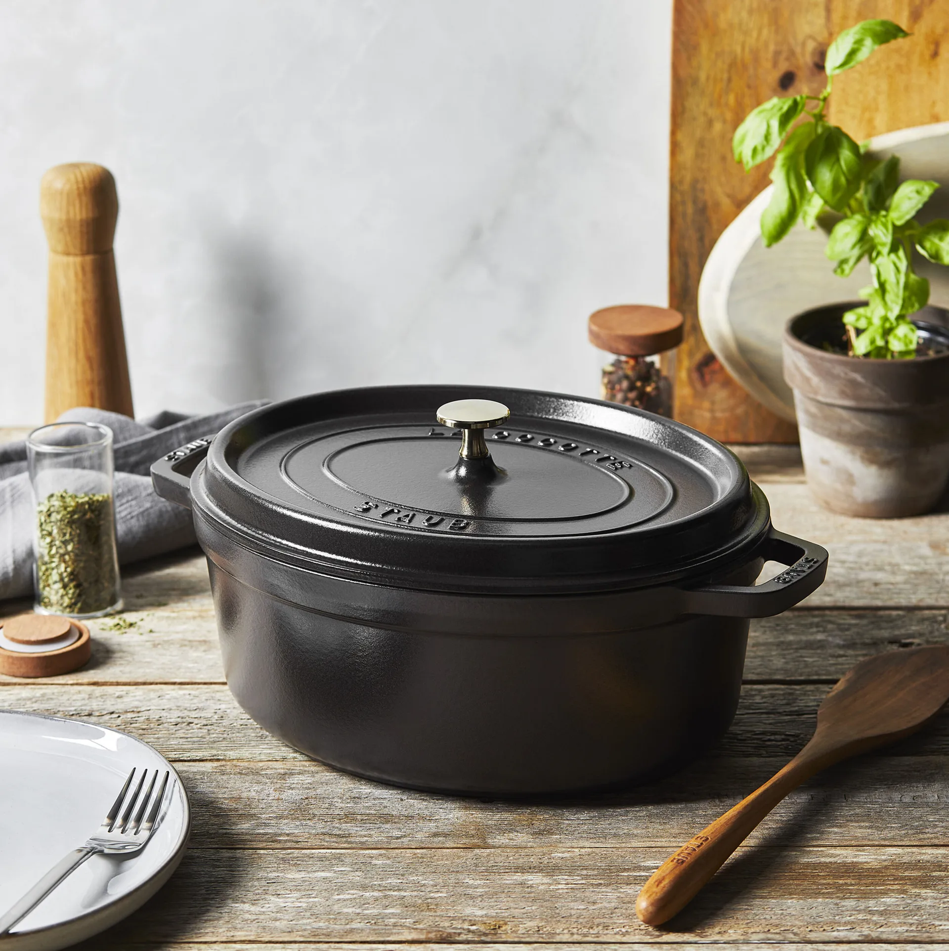 Staub owalny garnek żeliwny La Cocotte 2,35 L, Czarny STAUB