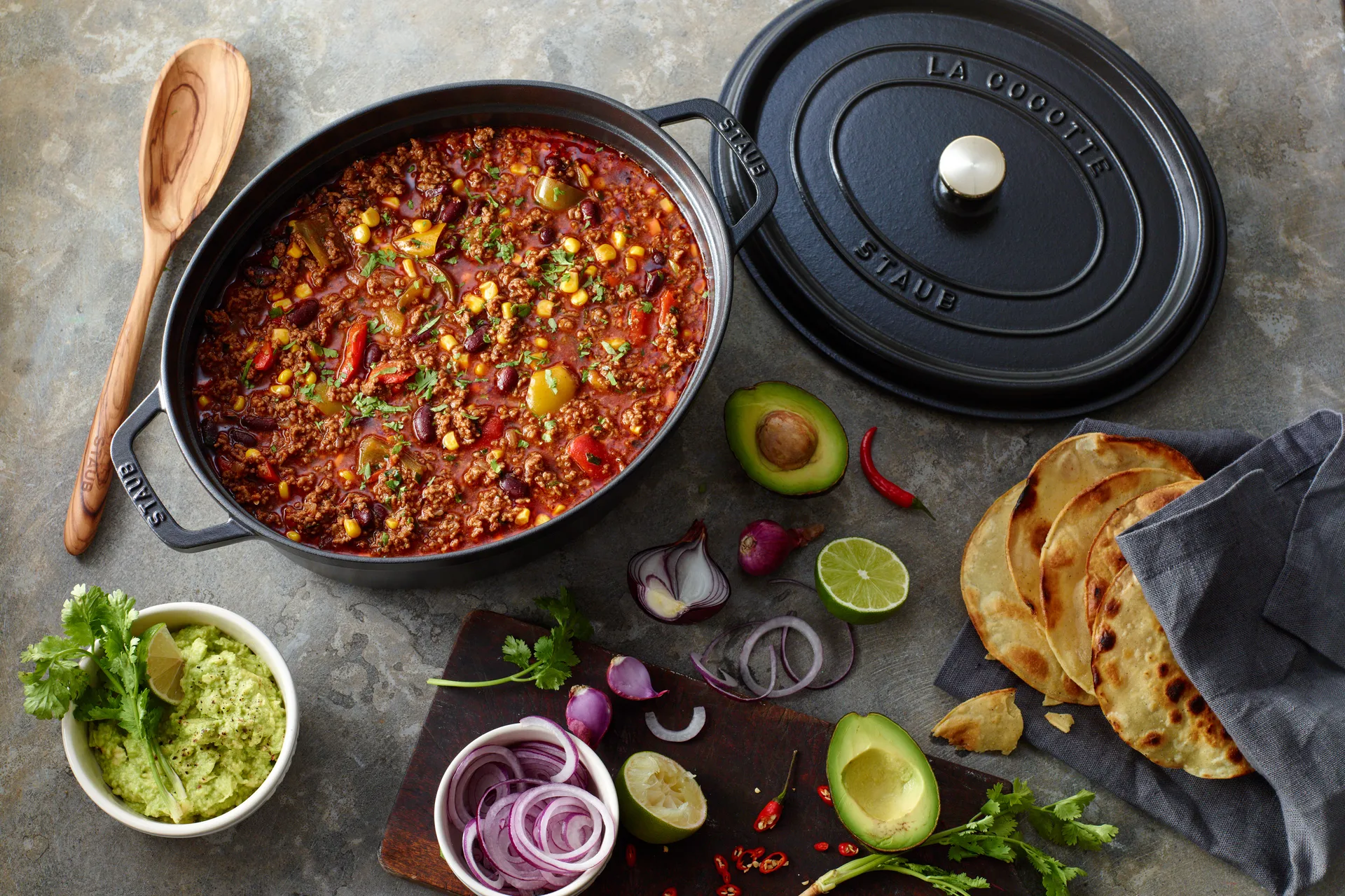 Staub owalny garnek żeliwny La Cocotte 3,2 L, Czarny STAUB