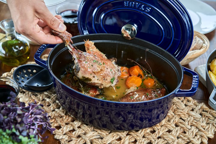 Staub owalny garnek żeliwny La Cocotte 5,5 L, Ciemnoniebieski STAUB