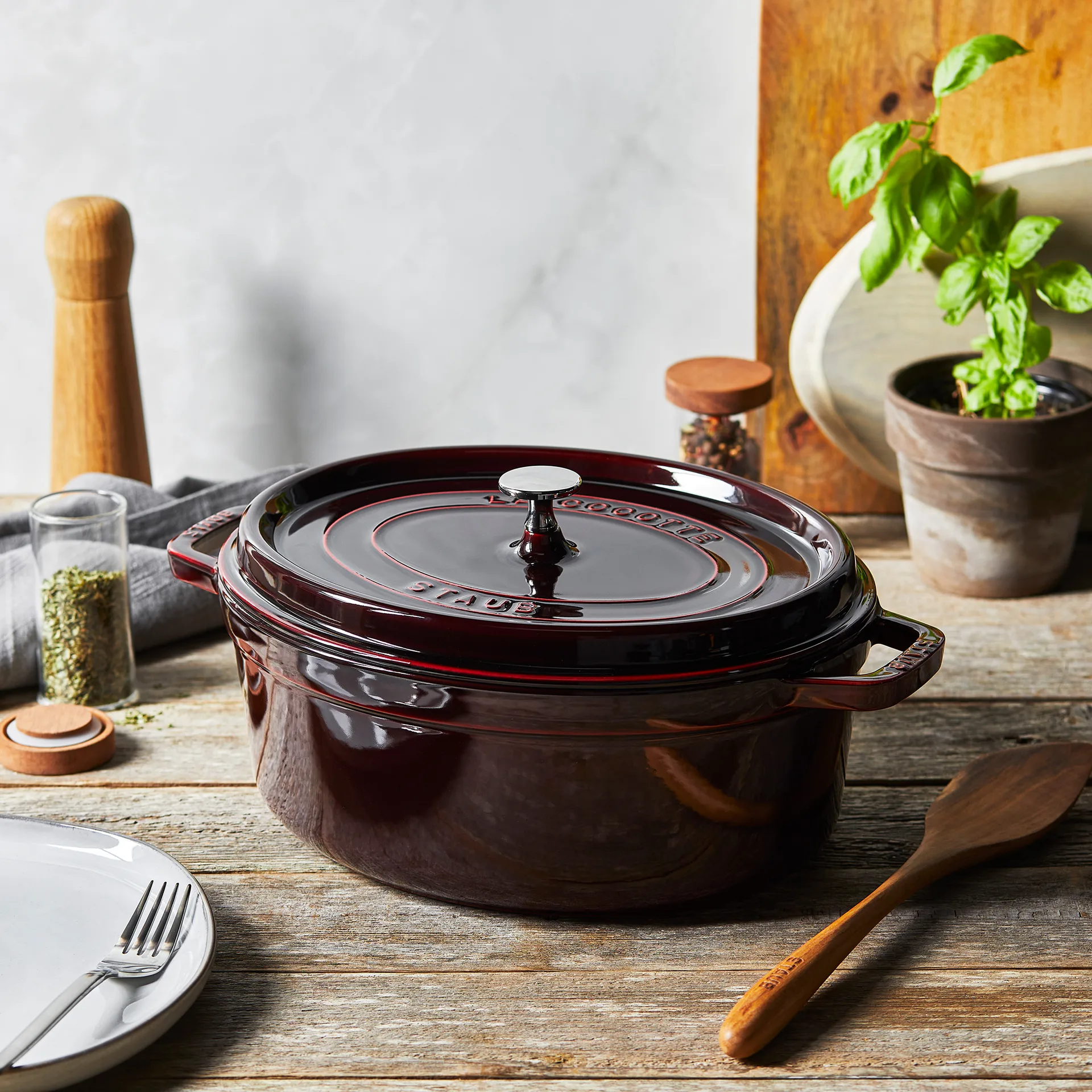Staub owalny garnek żeliwny La Cocotte 5,5 L, Grenadynowy czerwony STAUB
