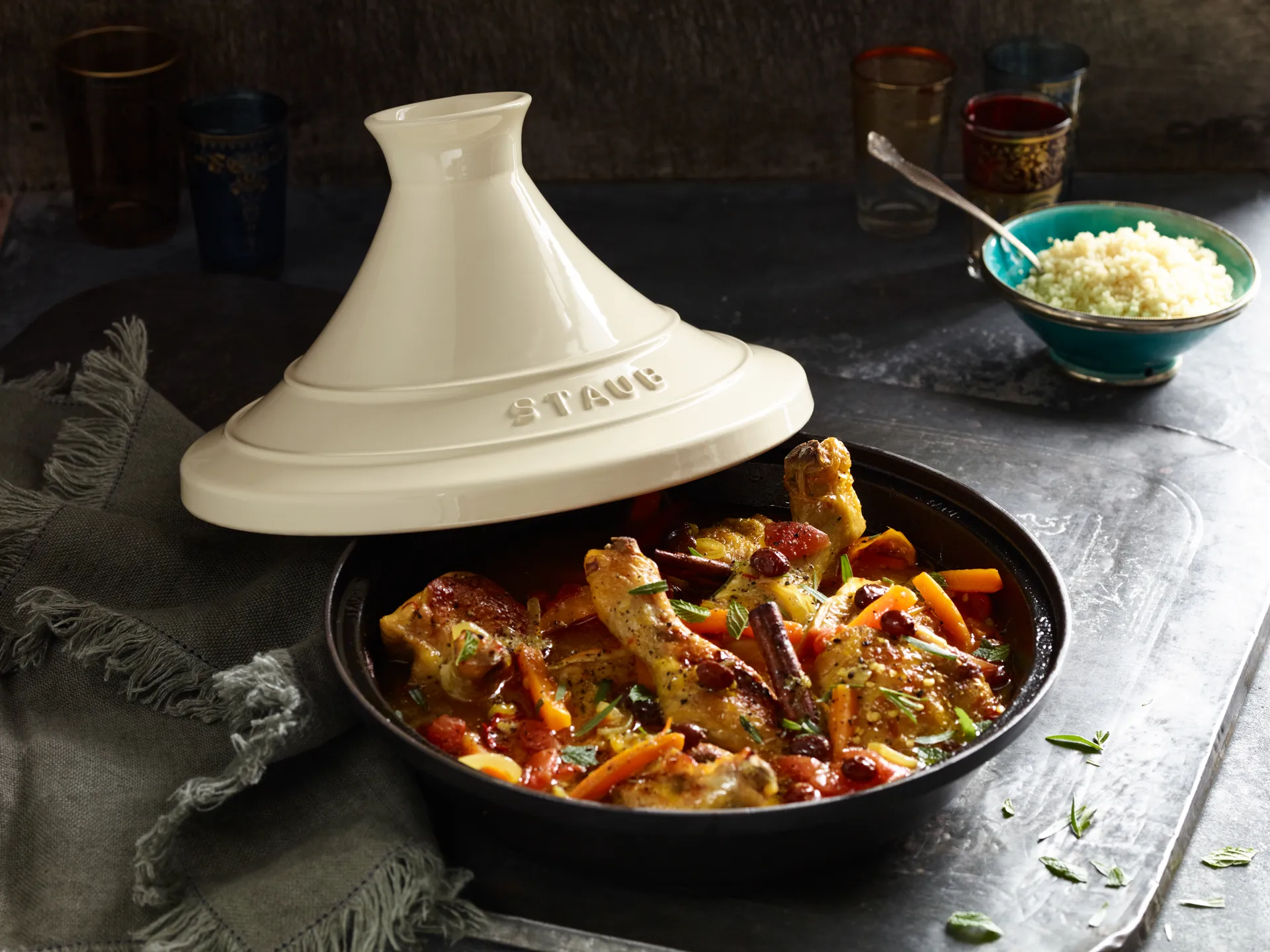 Staub Tagine z żeliwa beżowo-czarny, 20 cm STAUB
