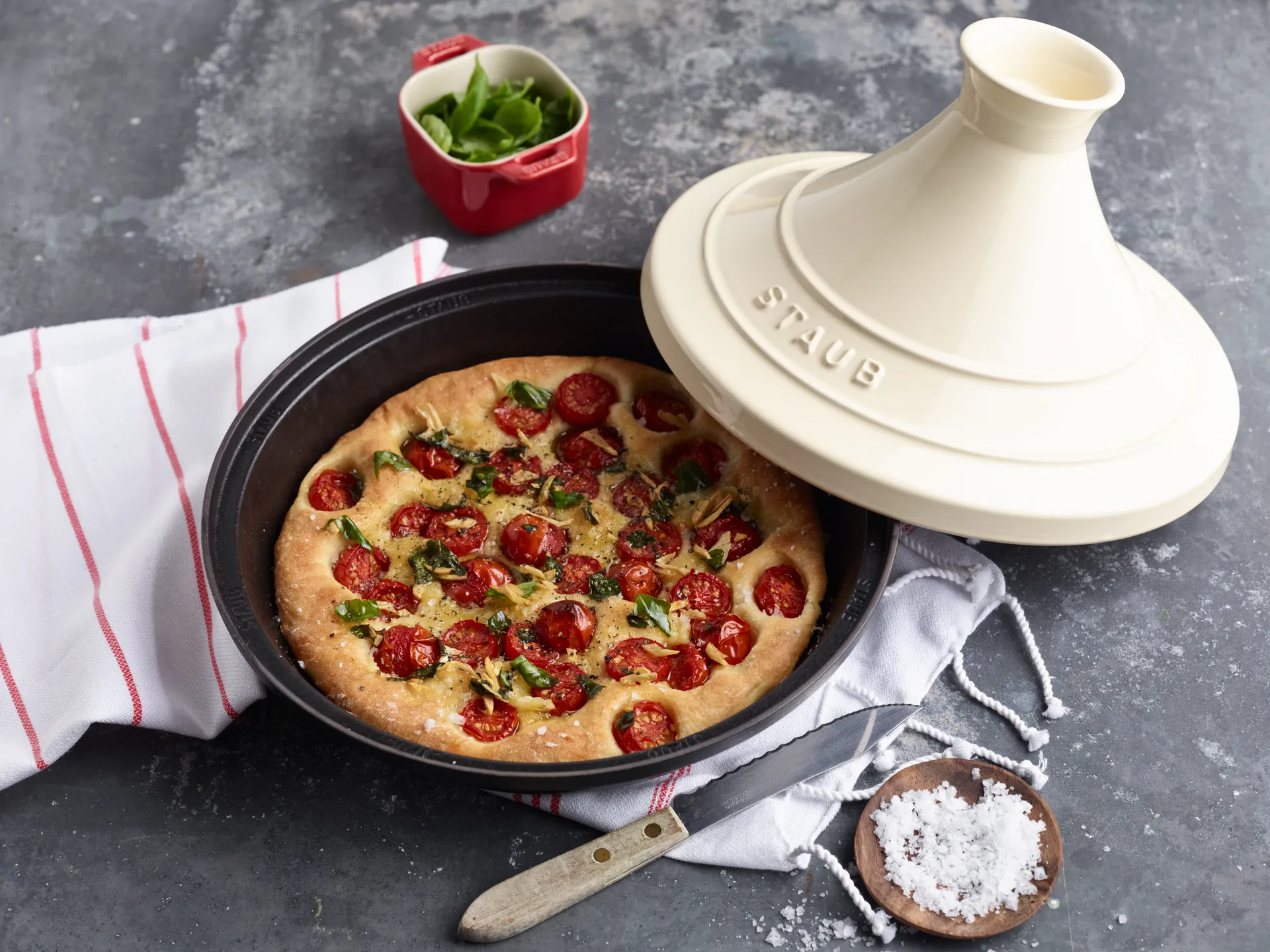 Staub Tagine z żeliwa beżowo-czarny, 28 cm STAUB