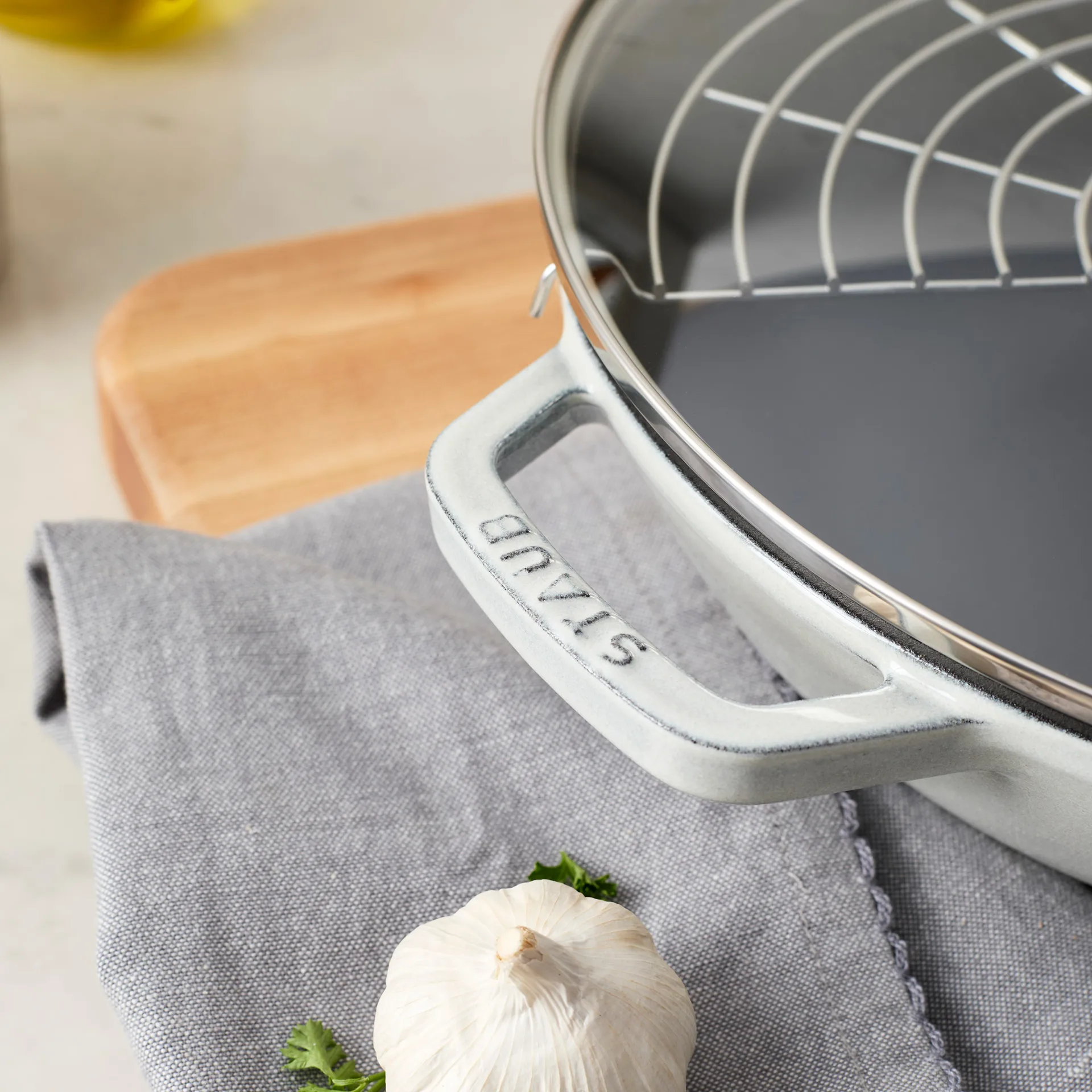 Staub wok żeliwny z pokrywą Ø30 cm, White truffle STAUB