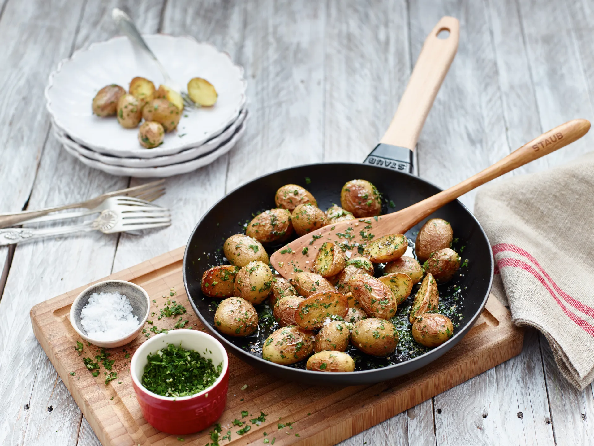 Staub żeliwna patelnia czarna, drewniany uchwyt, Ø20 cm STAUB