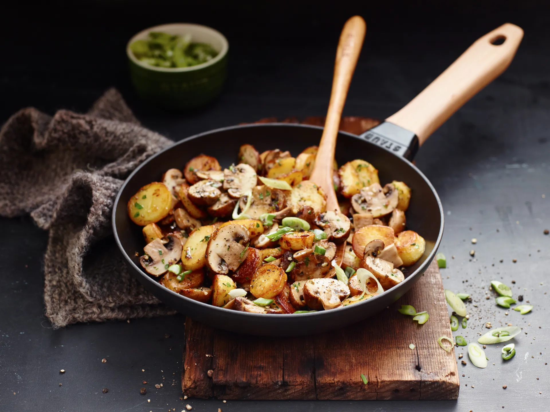 Staub żeliwna patelnia czarna, drewniany uchwyt, Ø24 cm STAUB