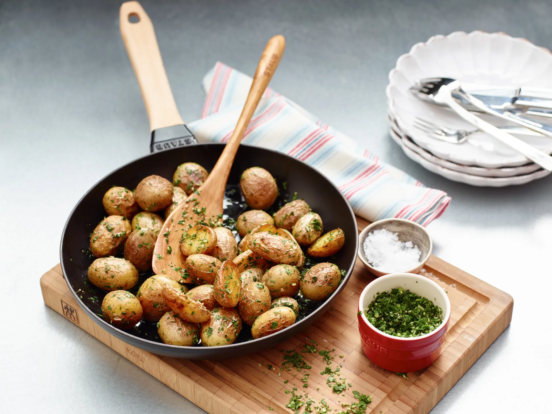 Staub żeliwna patelnia czarna, drewniany uchwyt, Ø26 cm STAUB