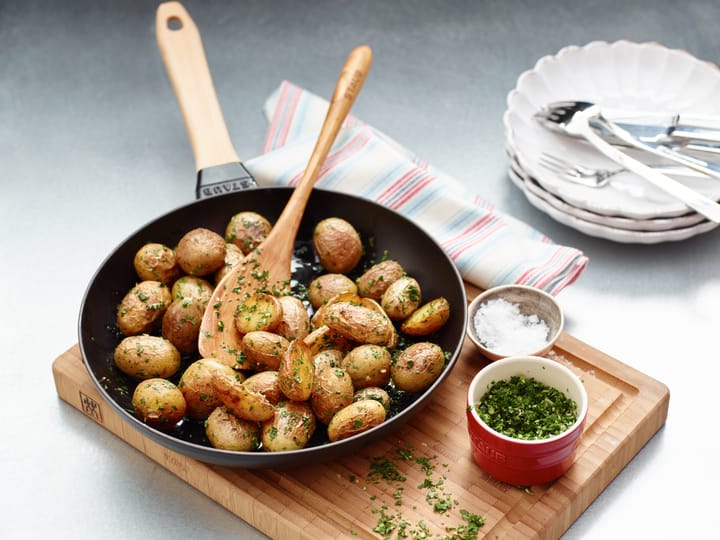 Staub żeliwna patelnia czarna, drewniany uchwyt, Ø26 cm STAUB