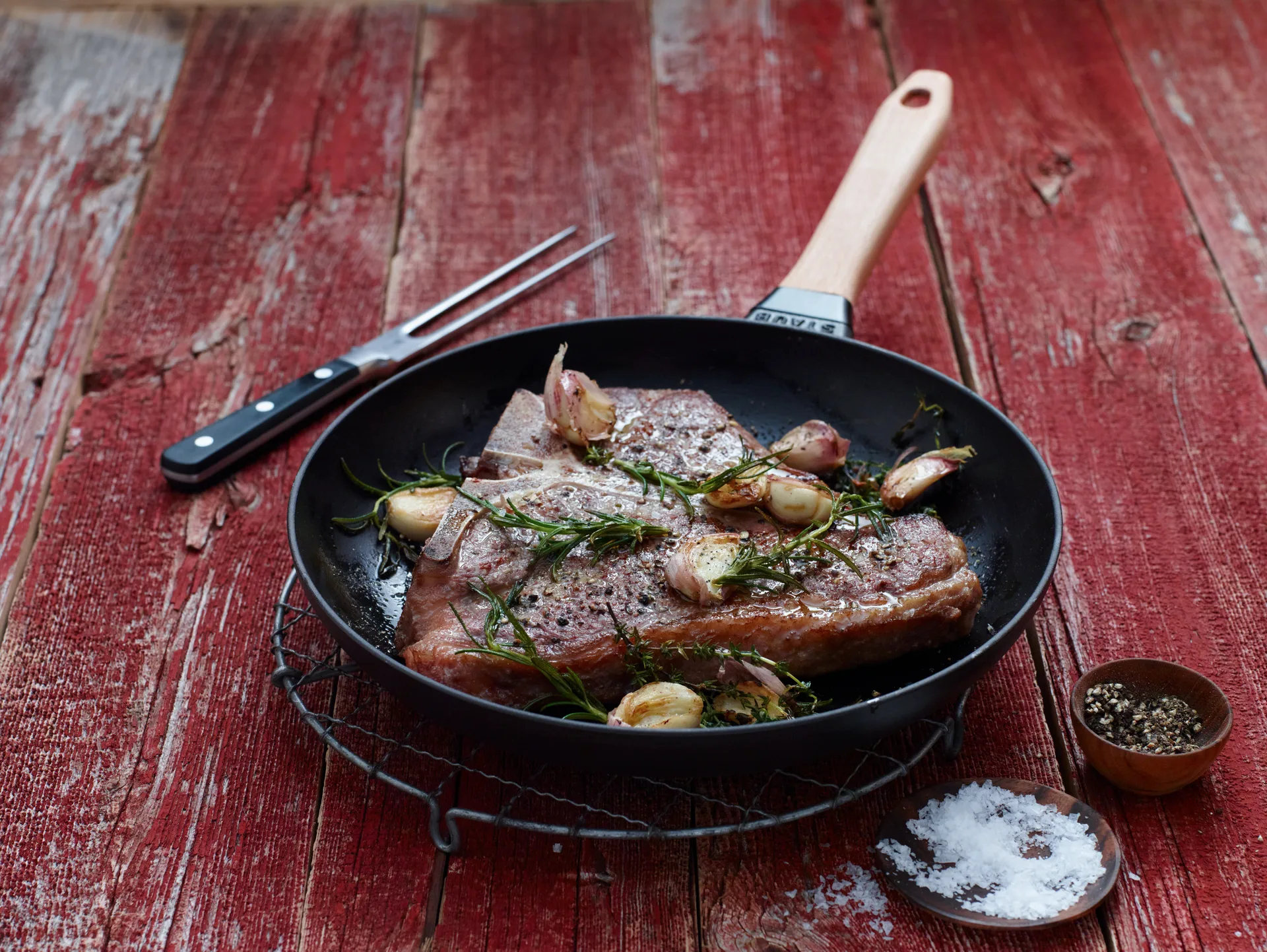 Staub żeliwna patelnia czarna, drewniany uchwyt, Ø28 cm STAUB