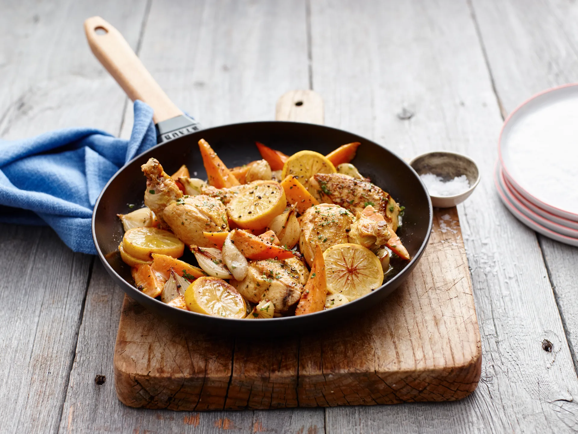 Staub żeliwna patelnia czarna, drewniany uchwyt, Ø28 cm STAUB