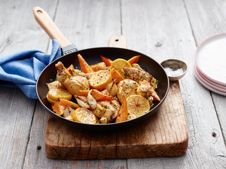 Staub żeliwna patelnia czarna, drewniany uchwyt, Ø28 cm STAUB