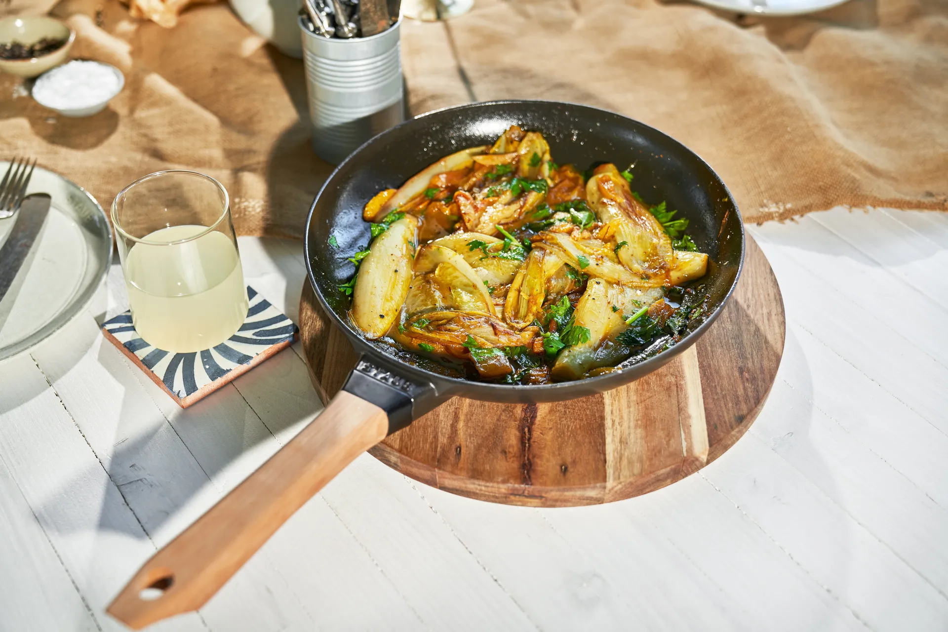 Staub żeliwna patelnia czarna, drewniany uchwyt, Ø28 cm STAUB