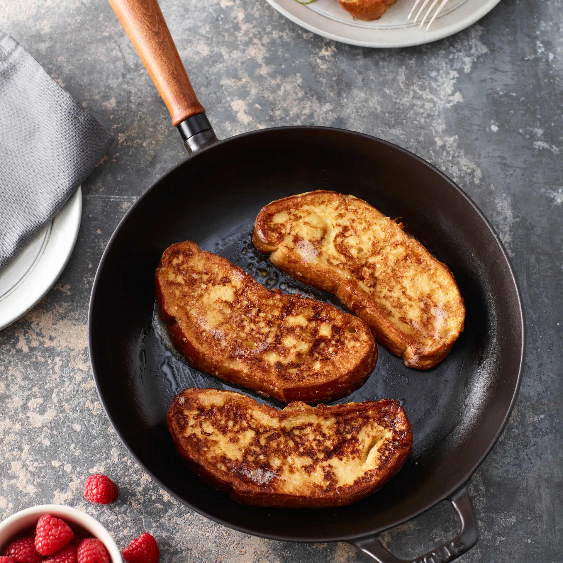 Vintage patelnia z drewnianą rączką Ø24 cm, Czarny STAUB