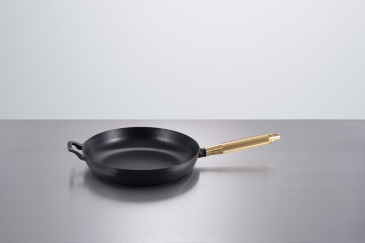 Żeliwna patelnia Buster & Punch czarna Ø28 cm, Mosiężny uchwyt STAUB