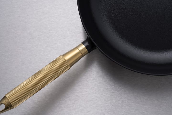 Żeliwna patelnia Buster & Punch czarna Ø28 cm, Mosiężny uchwyt STAUB