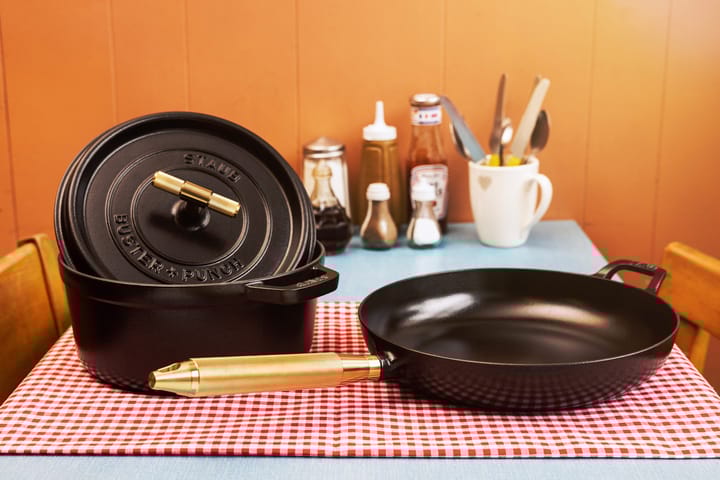 Żeliwna patelnia Buster & Punch czarna Ø28 cm, Mosiężny uchwyt STAUB