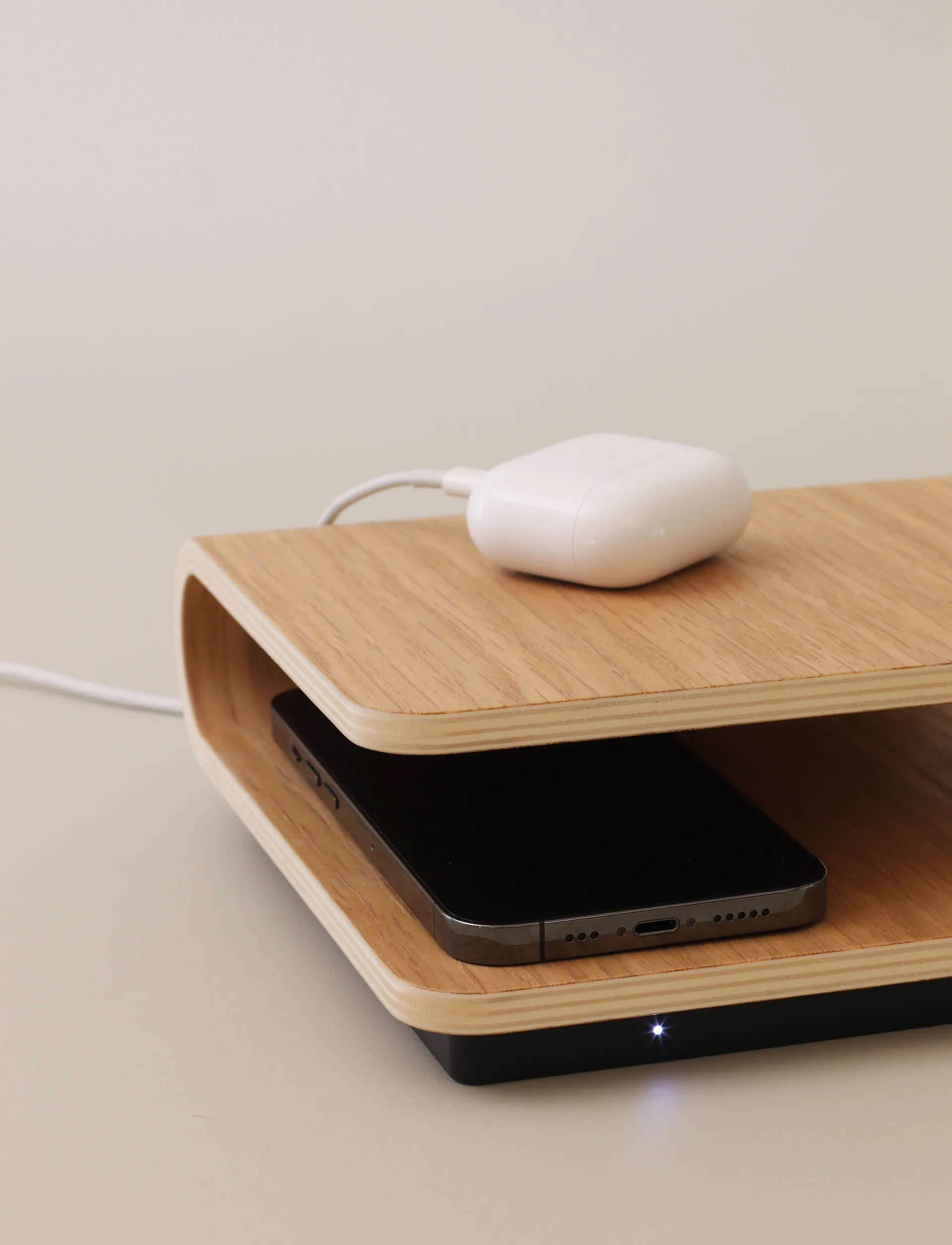 Ro bezprzewodowa ładowarka, Oak Stelton