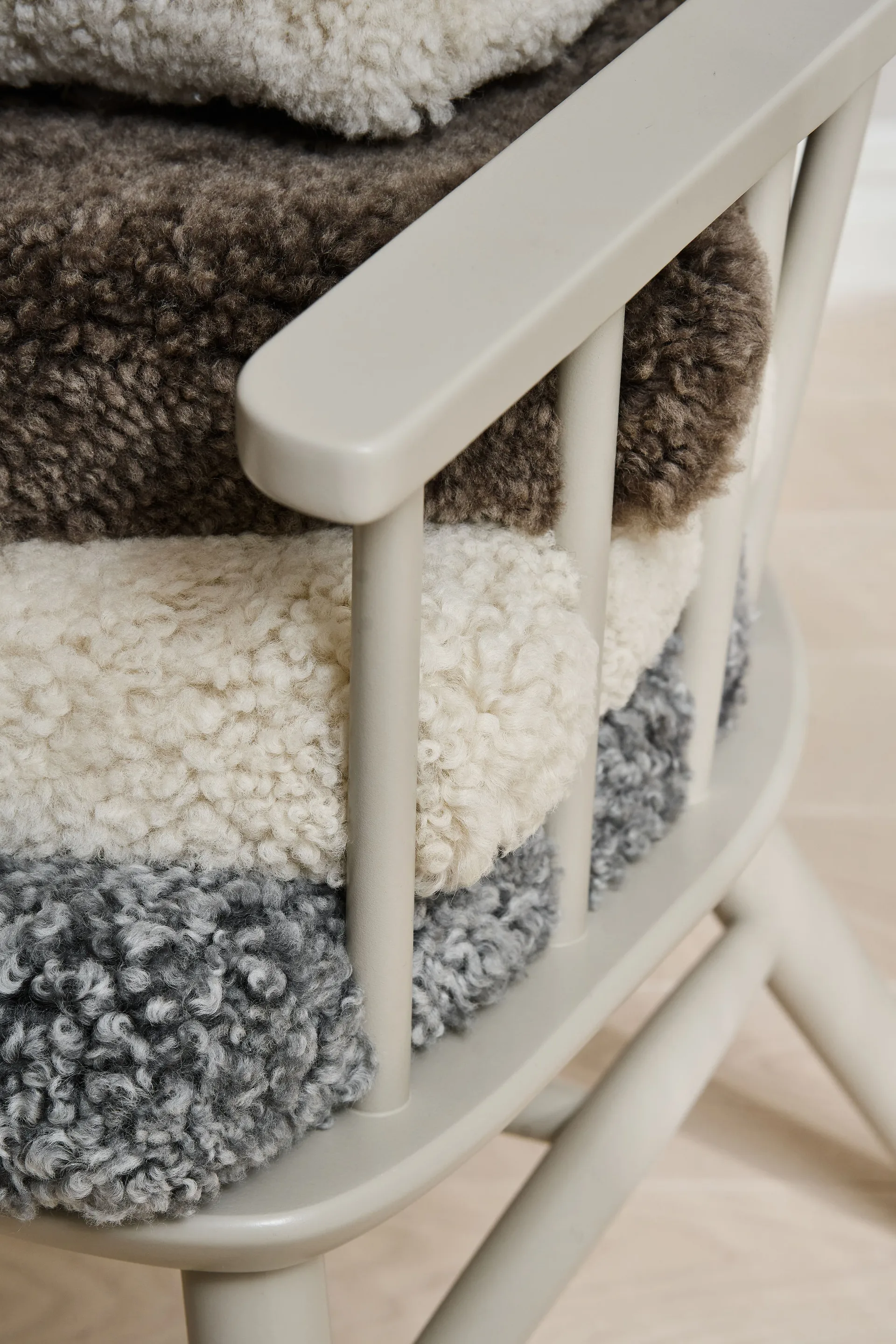 Fotel Henriette z poduszką i zagłówkiem Biały olej-Scand. Grey Stolab