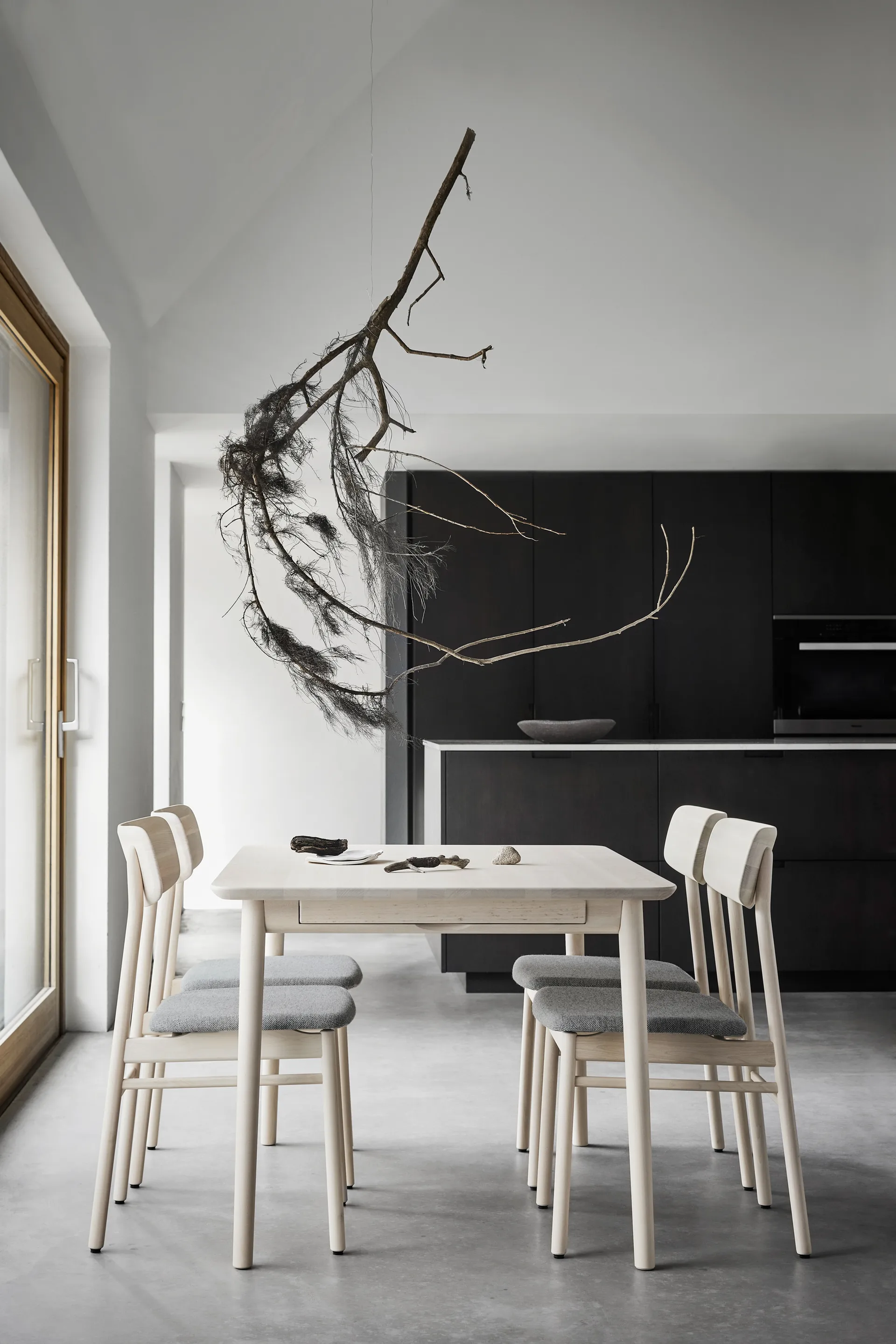 Krzesło Prima Vista, brzoza olejowana na biało, Tkanina hallingdaldal 65-130 szary Stolab