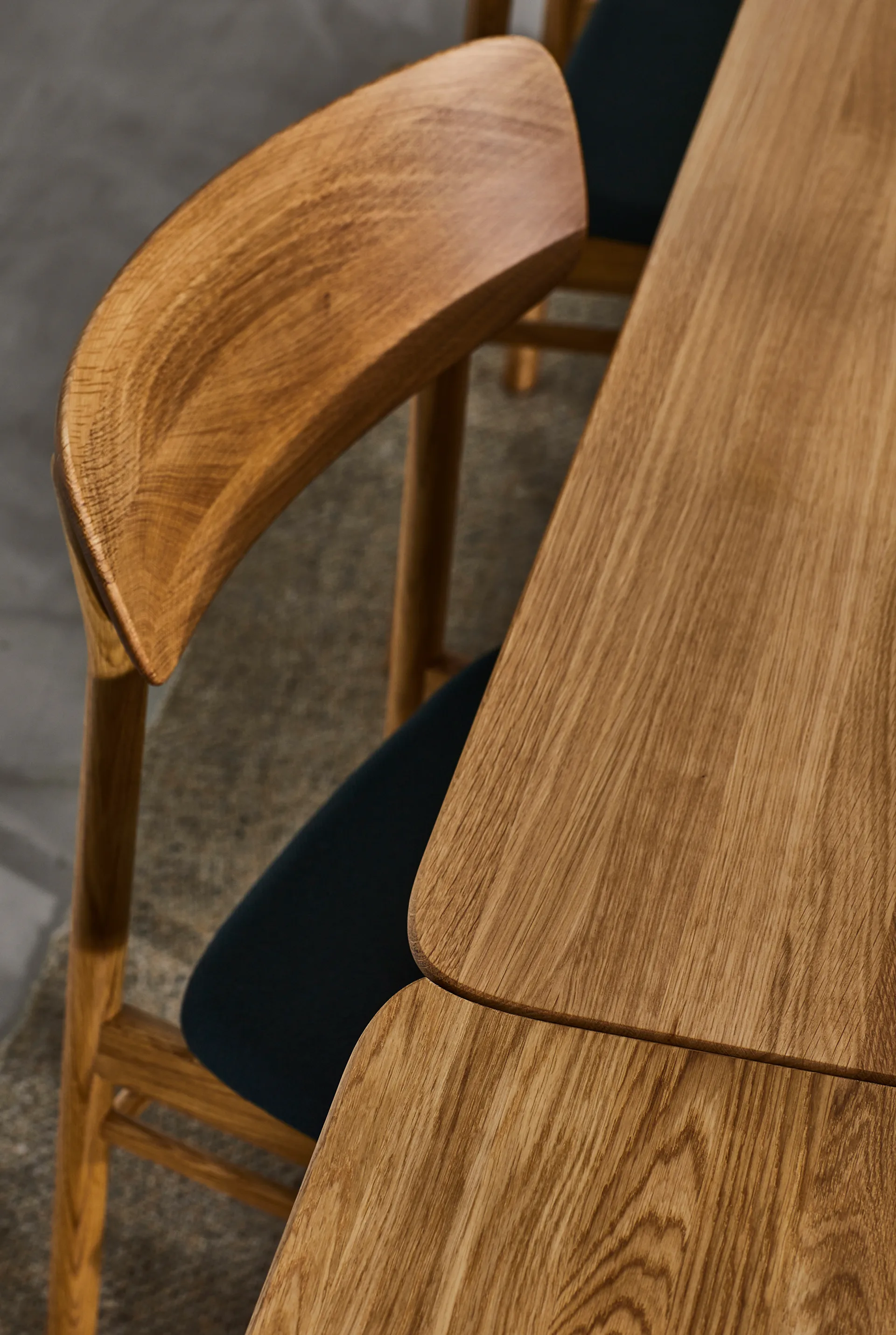 Krzesło Prima Vista, dąb olejowany, Skóra elmotique 99001 czarny Stolab