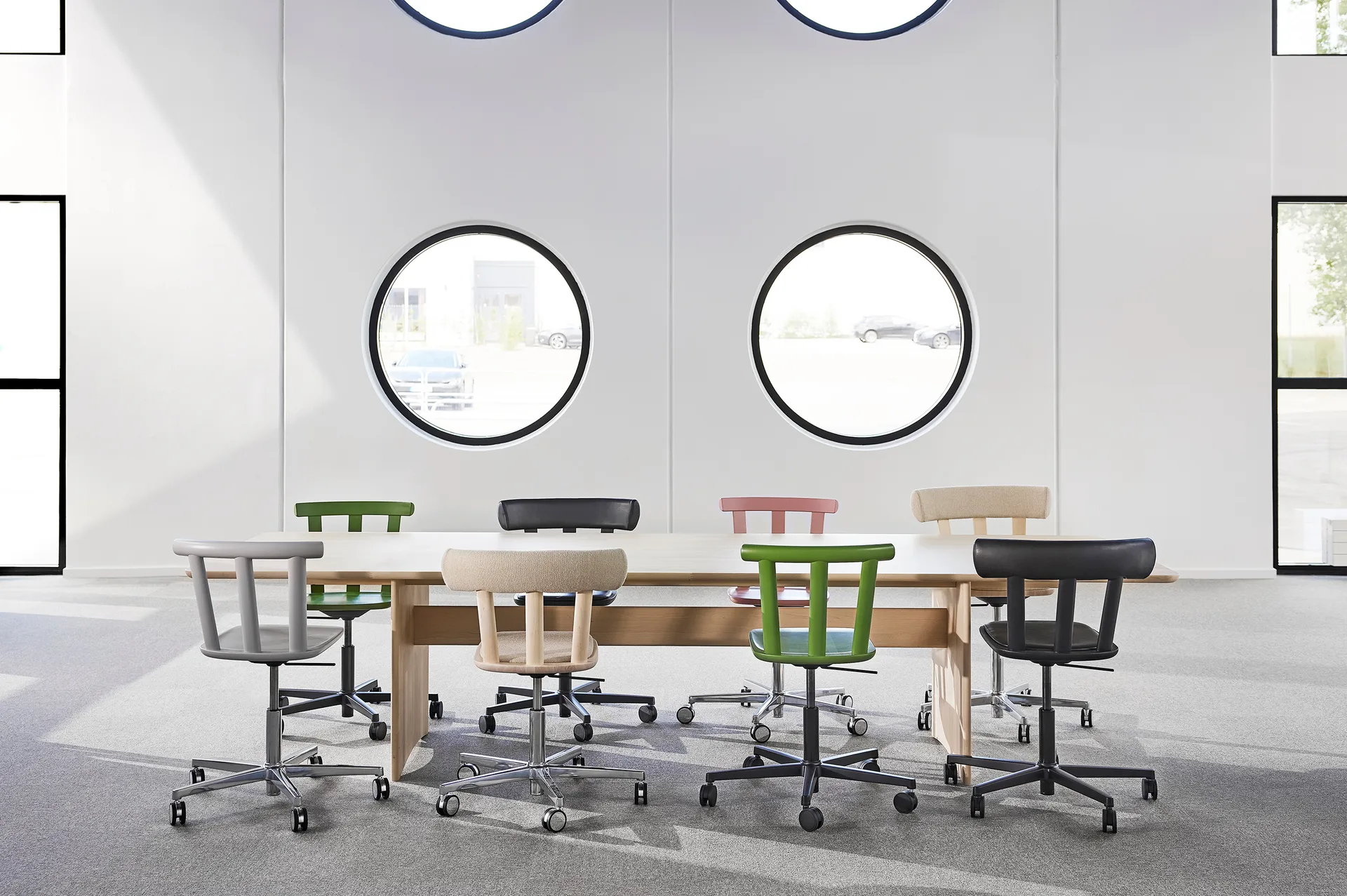 Krzesło z obrotową podstawą Alt tapicerowane siedzisko, brzoza, Elmotique 99001-matowy czarny 99 Stolab