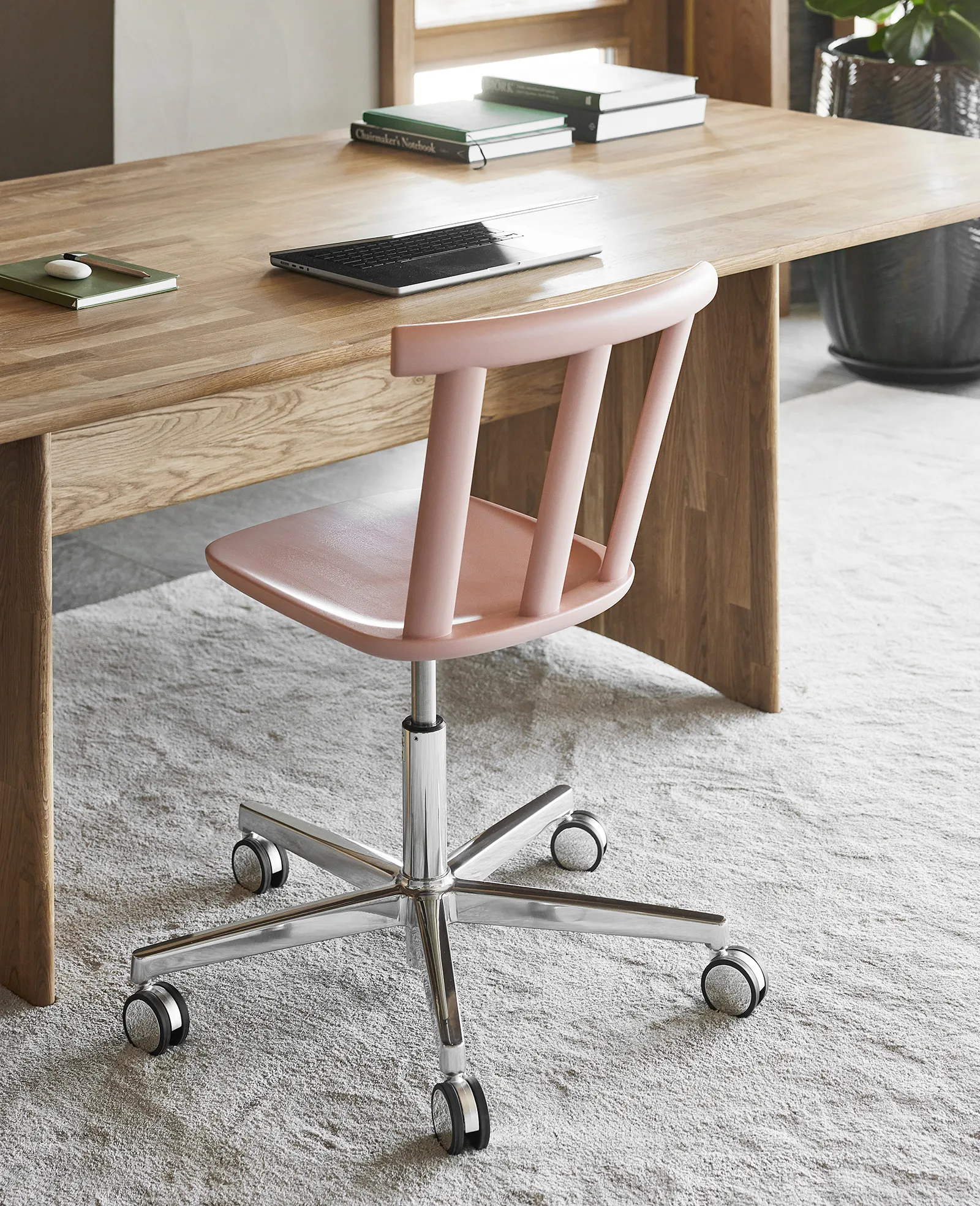 Krzesło z obrotową podstawą Alt tapicerowane siedzisko, brzoza, Vidar 4, 633 pink-malva 27 Stolab