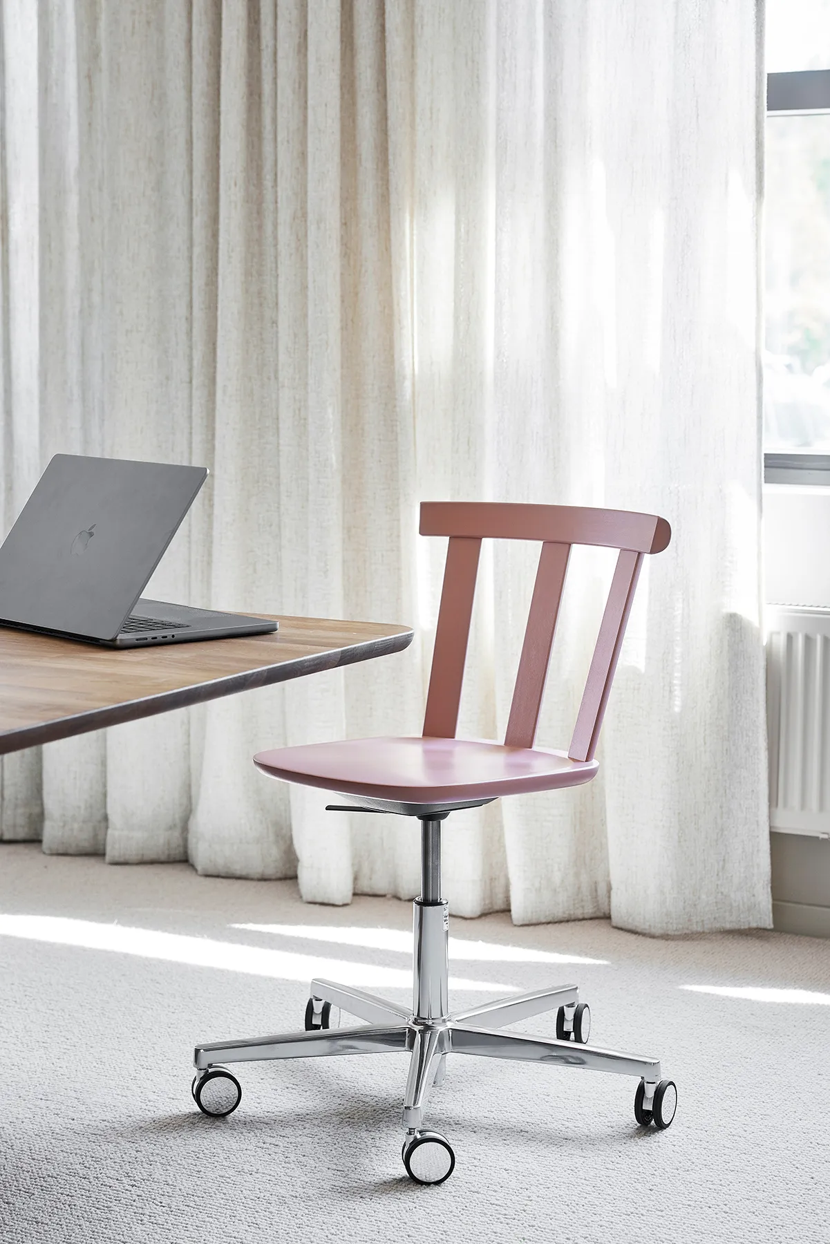 Krzesło z obrotową podstawą Alt tapicerowane siedzisko, brzoza, Vidar 4, 633 pink-malva 27 Stolab