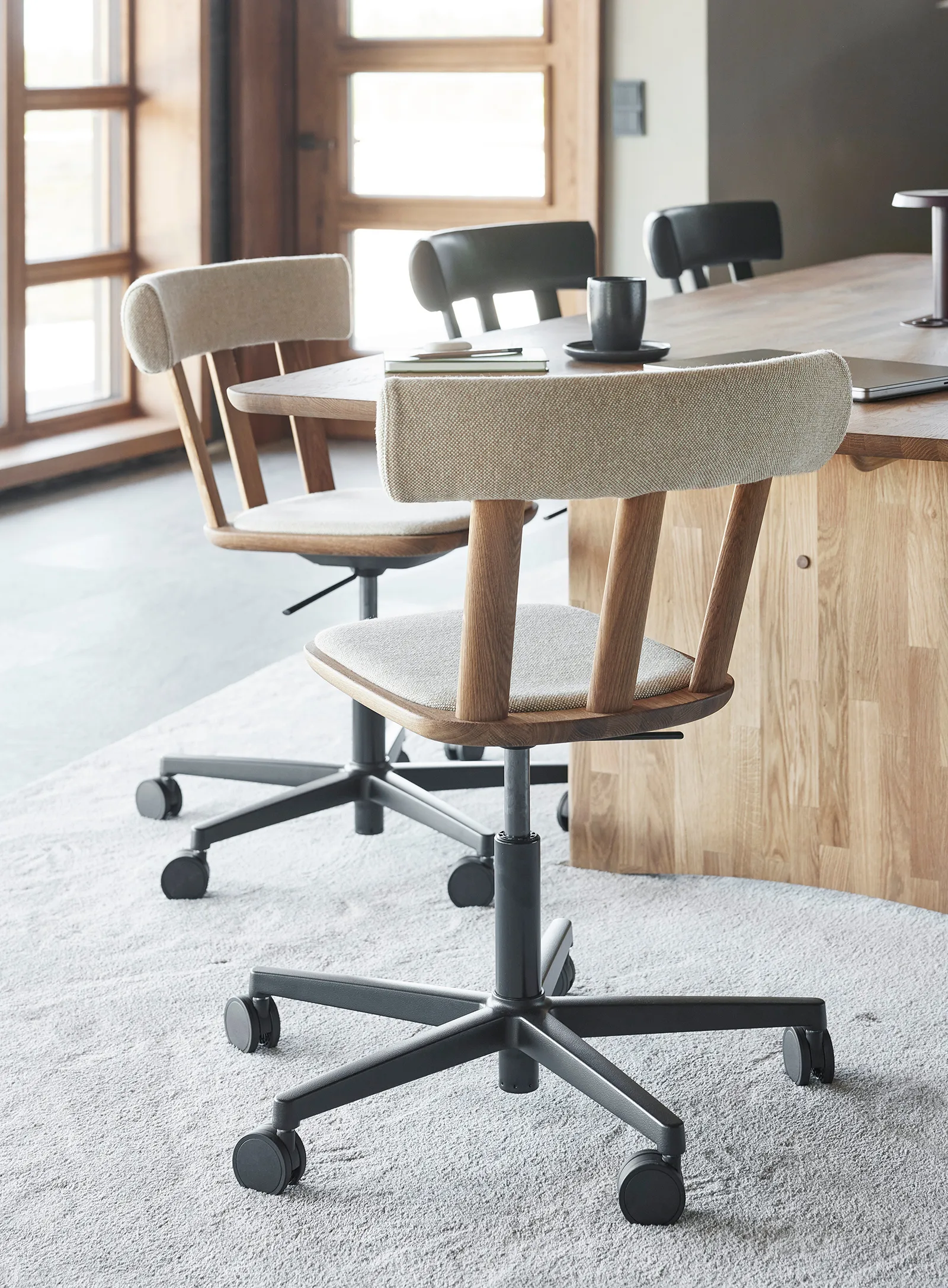 Krzesło z obrotową podstawą Alt tapicerowane siedzisko, dąb., Hallingdal 65-220-olej naturalny Stolab