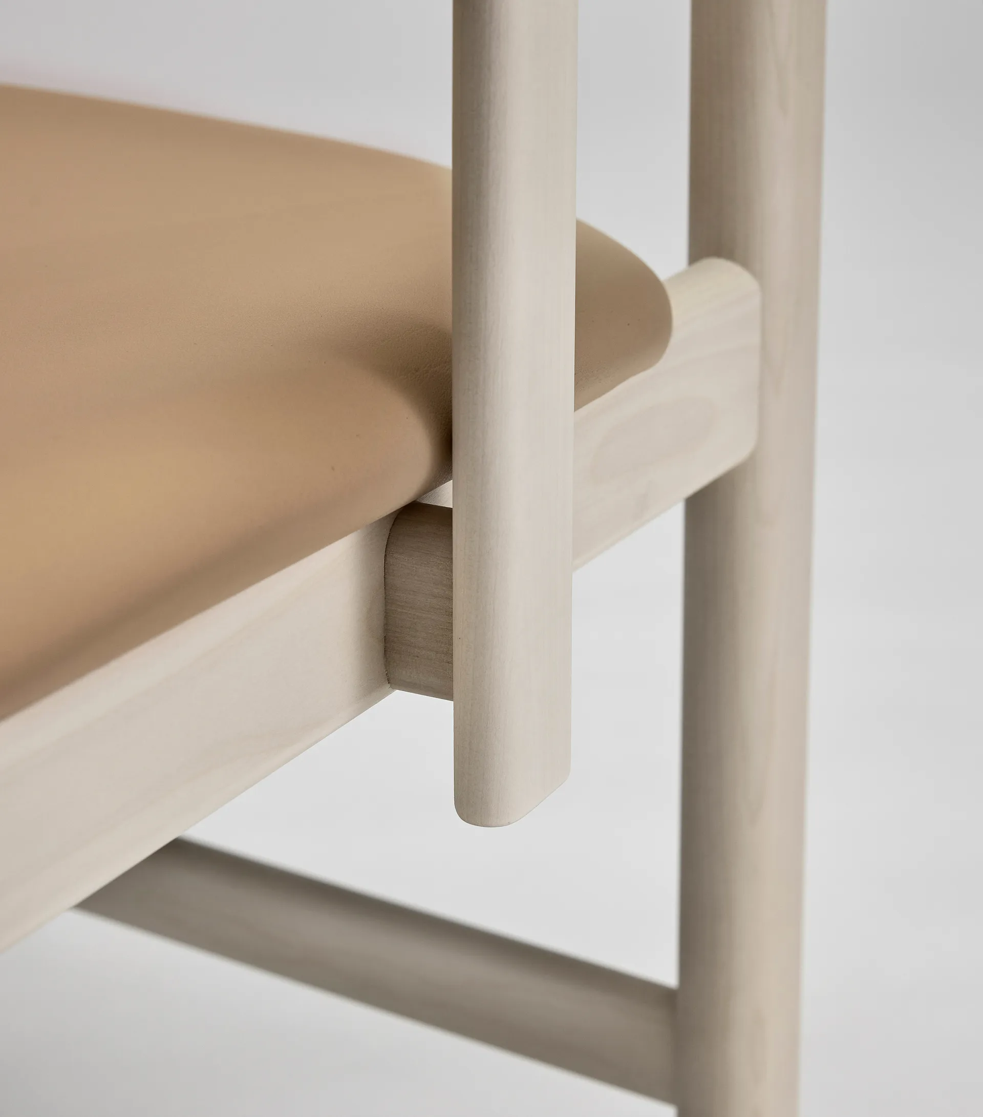 Krzesło z podłokietnikami Pal , Brzoza jasna, matowy lakier-Elmosoft 22030 Stolab