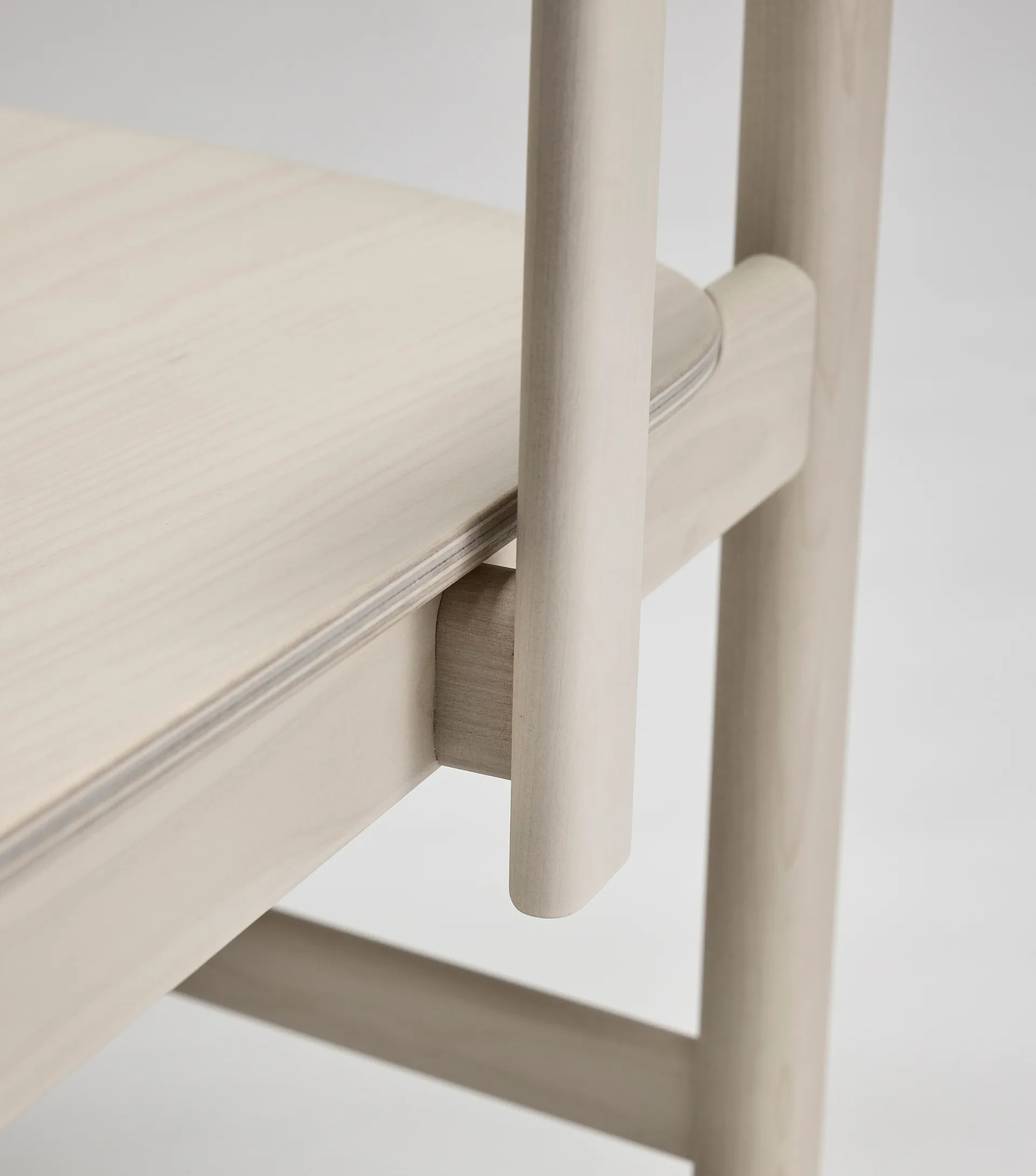 Krzesło z podłokietnikami Pal , Brzoza jasna, matowy lakier Stolab