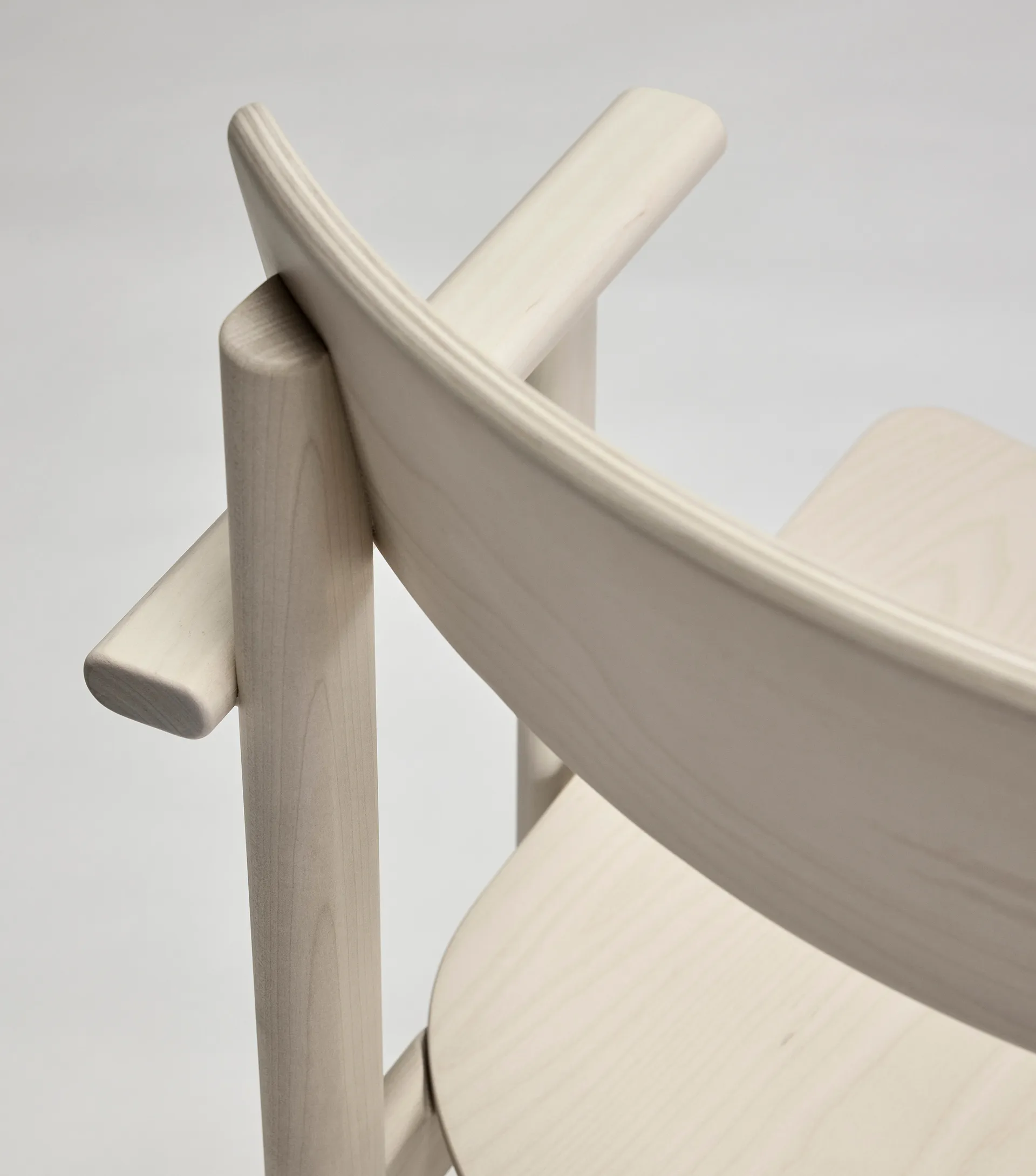 Krzesło z podłokietnikami Pal , Brzoza jasna, matowy lakier Stolab